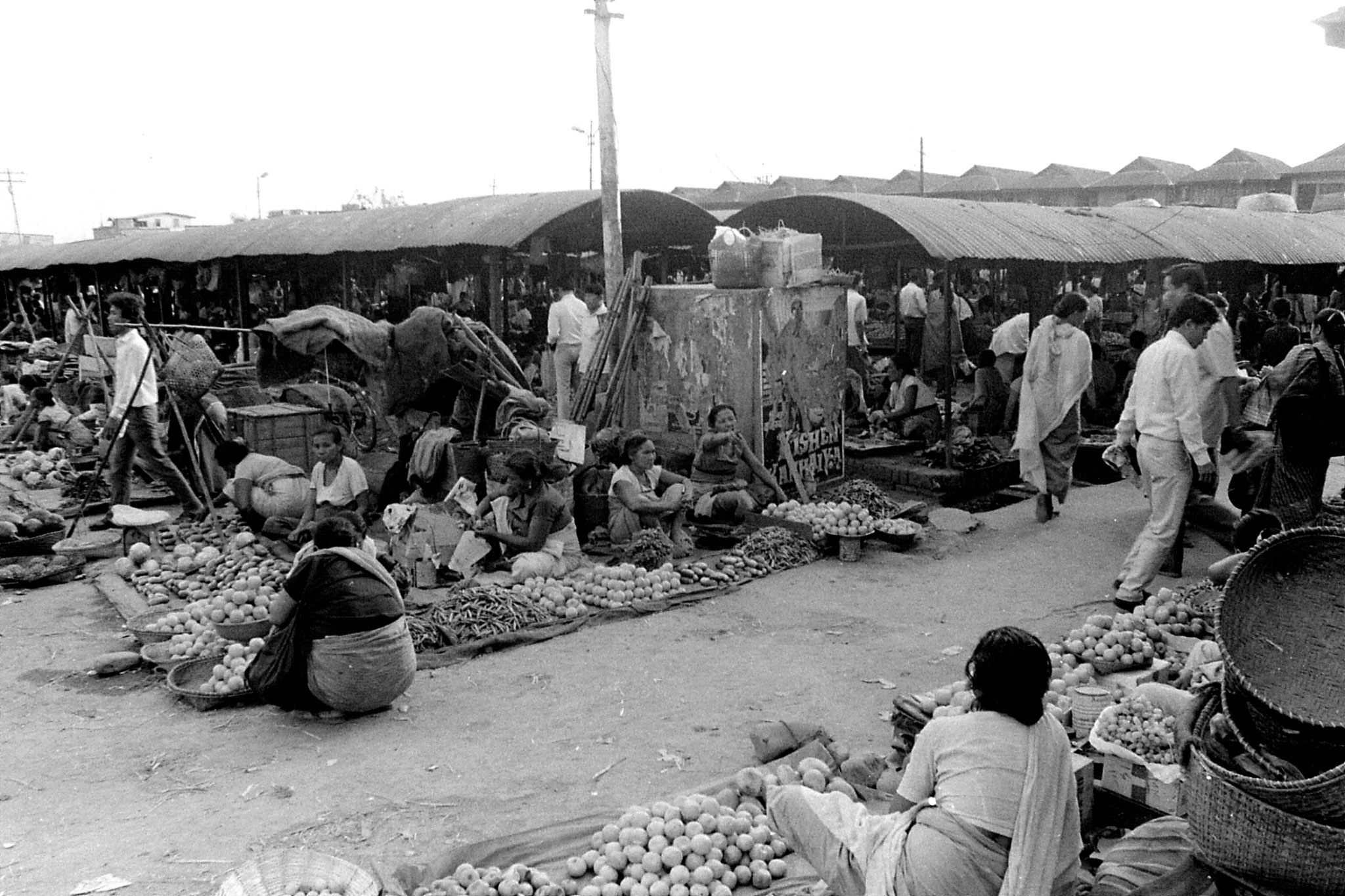 17/4/1990: 12: Imphal women's market