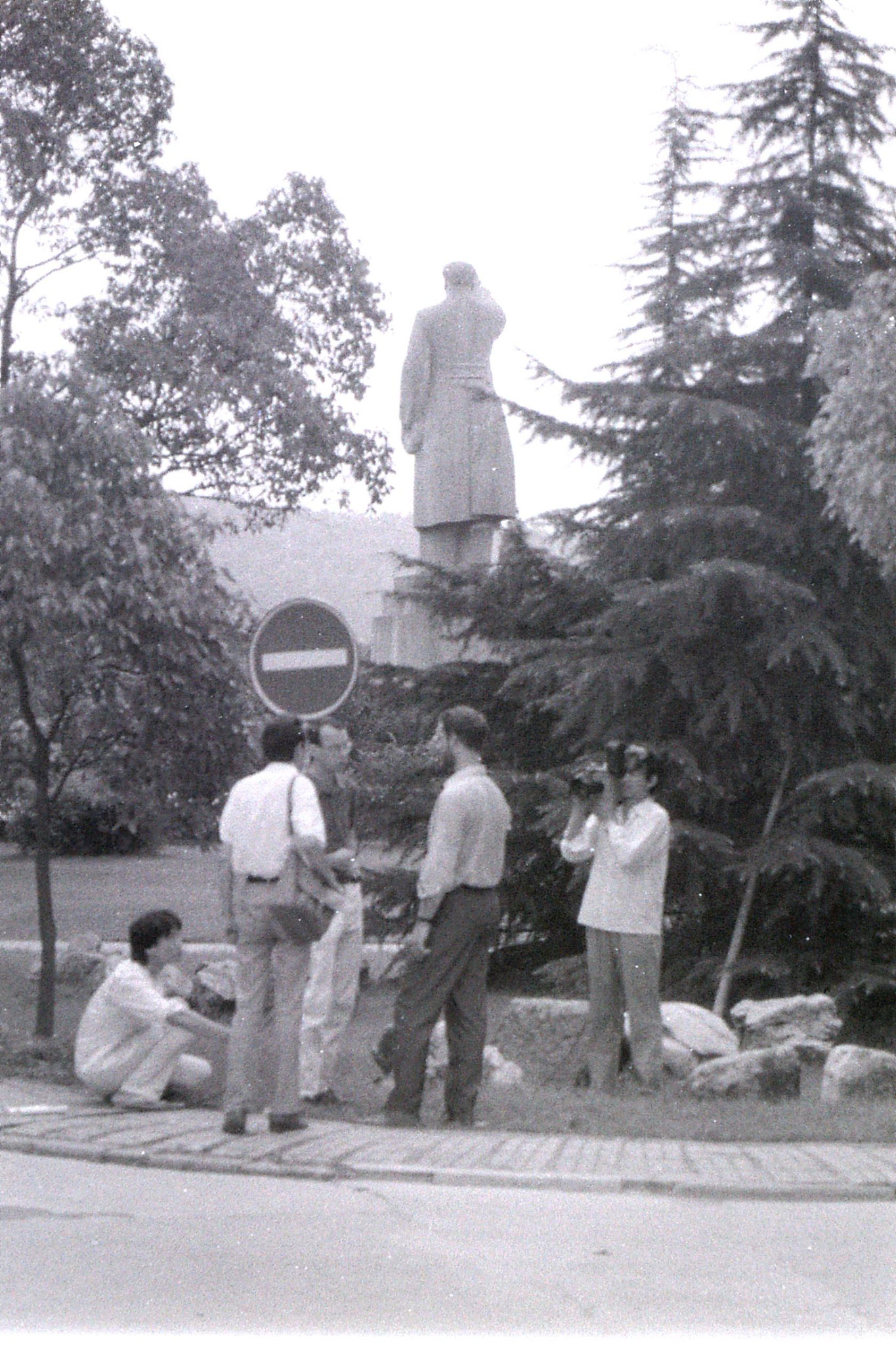 20/7/1989: 16: R, James, Anthony, camera crew and Mao