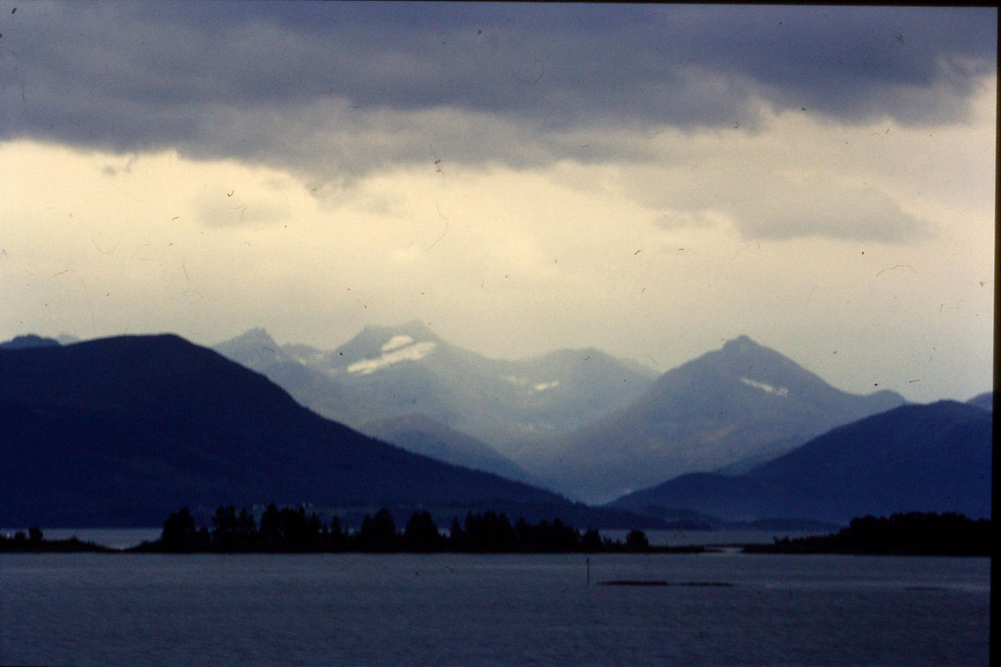 22/9/1988: 16: scenery Molde harbour