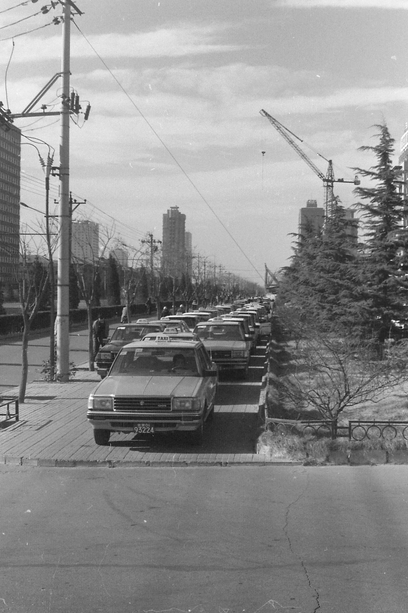 26/11/1988: 17: taxis in front of Jianguo Hotel