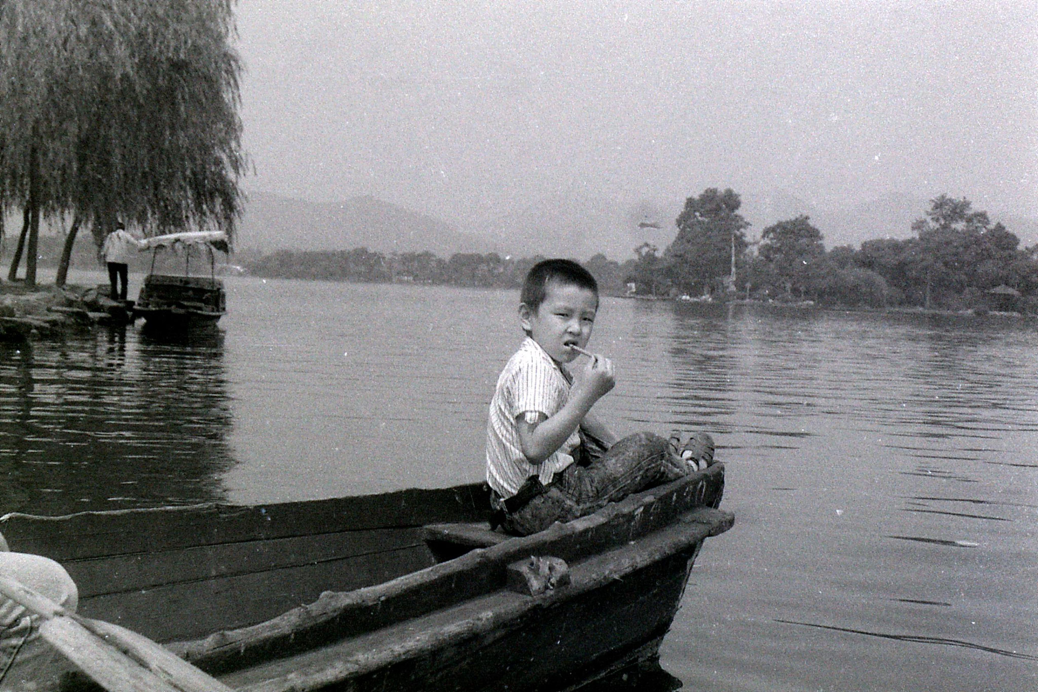 19/6/1989: 33: group visit to West Lake