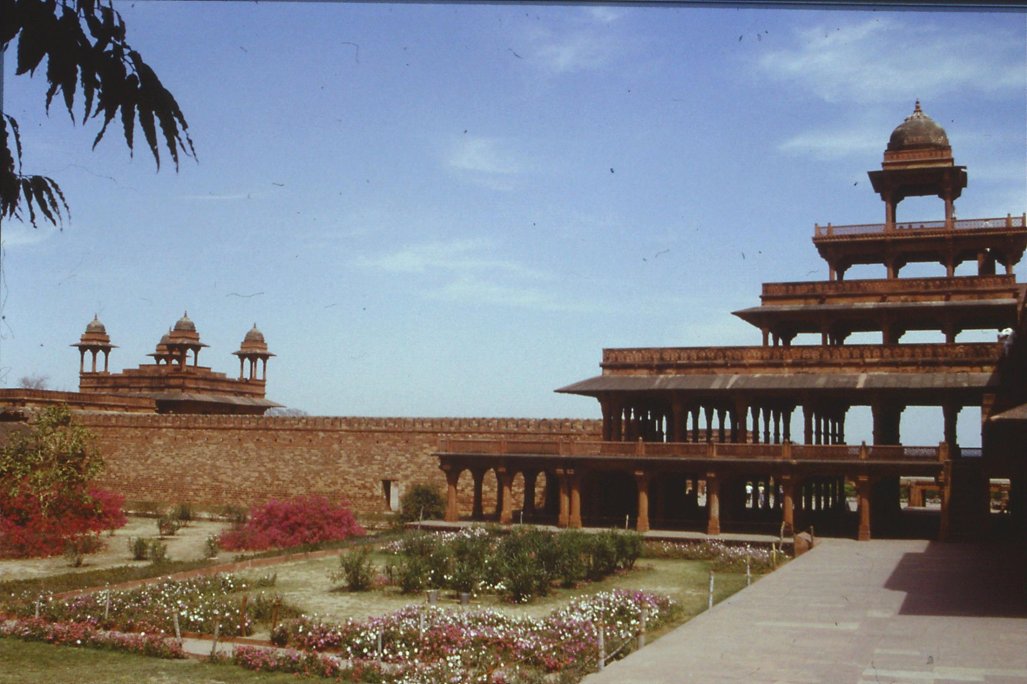 109/11: 31/3/1990 Fatehpur Sikri - Panch Mahal (L) & Diwani Khas (R)