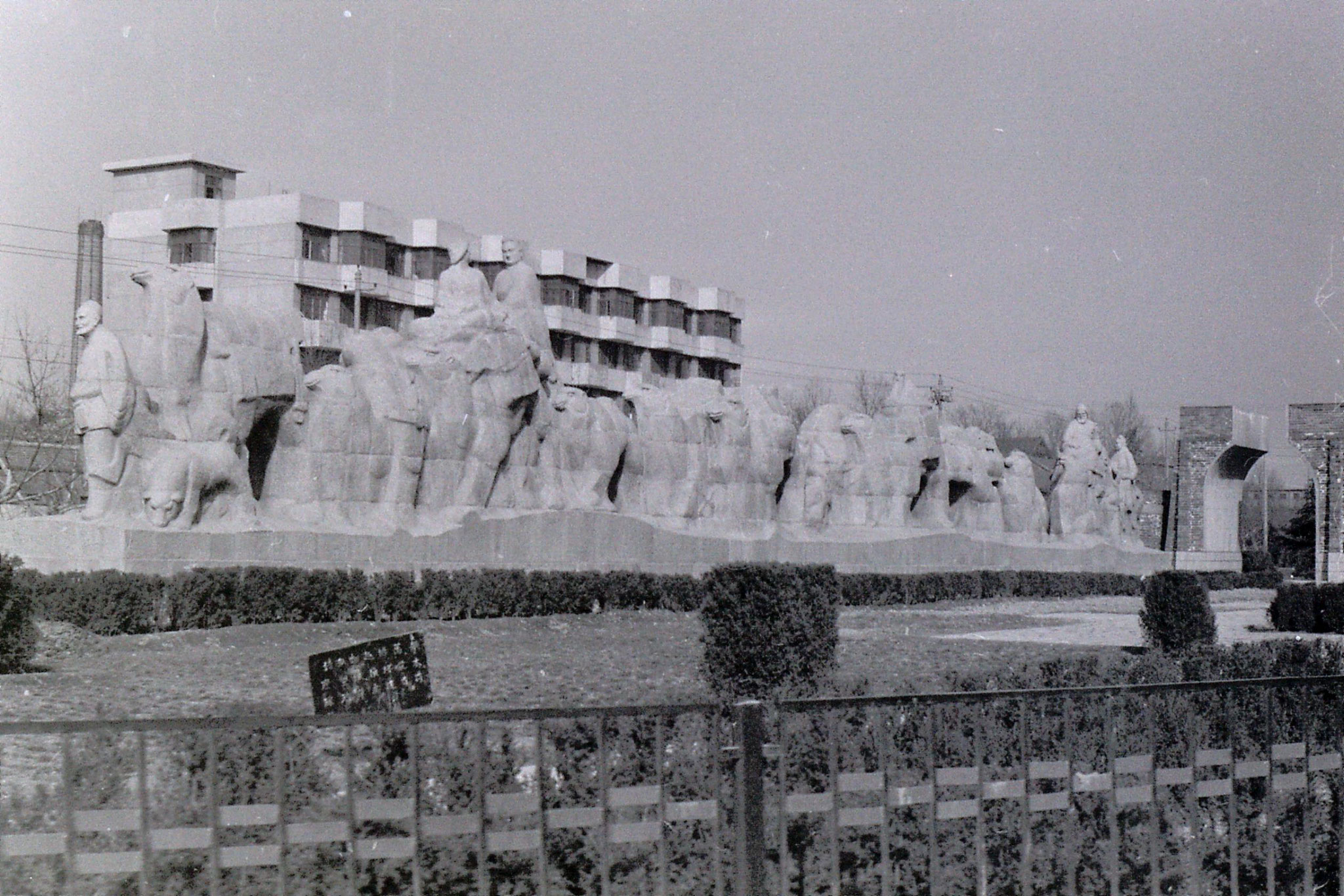 7/3/1989: 24: Xianyang silk road statues