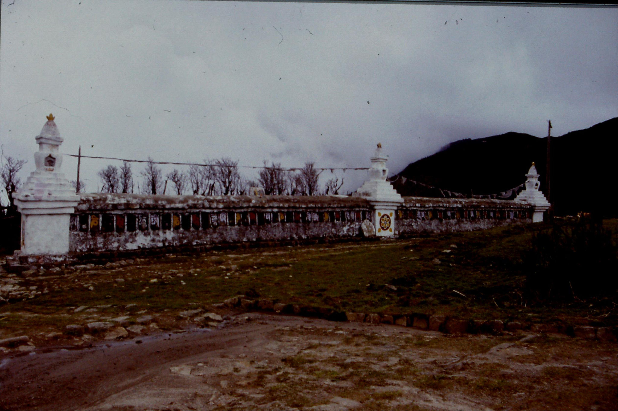 5/5/1990: 6: Kalpokhri, three dagobas with Tibetan writing