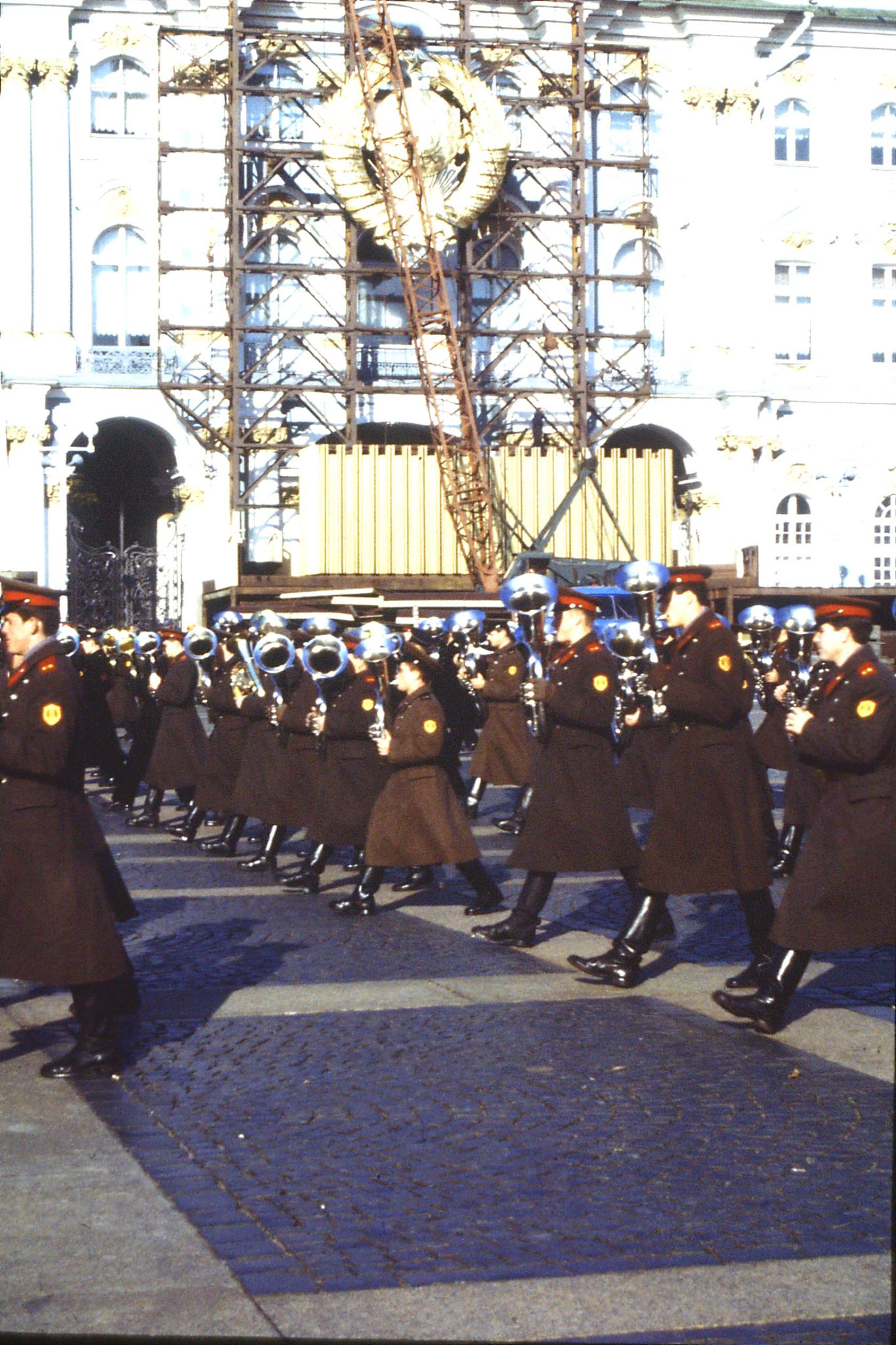 13/10/1988: 20:  Leningrad band in front of Hermitage