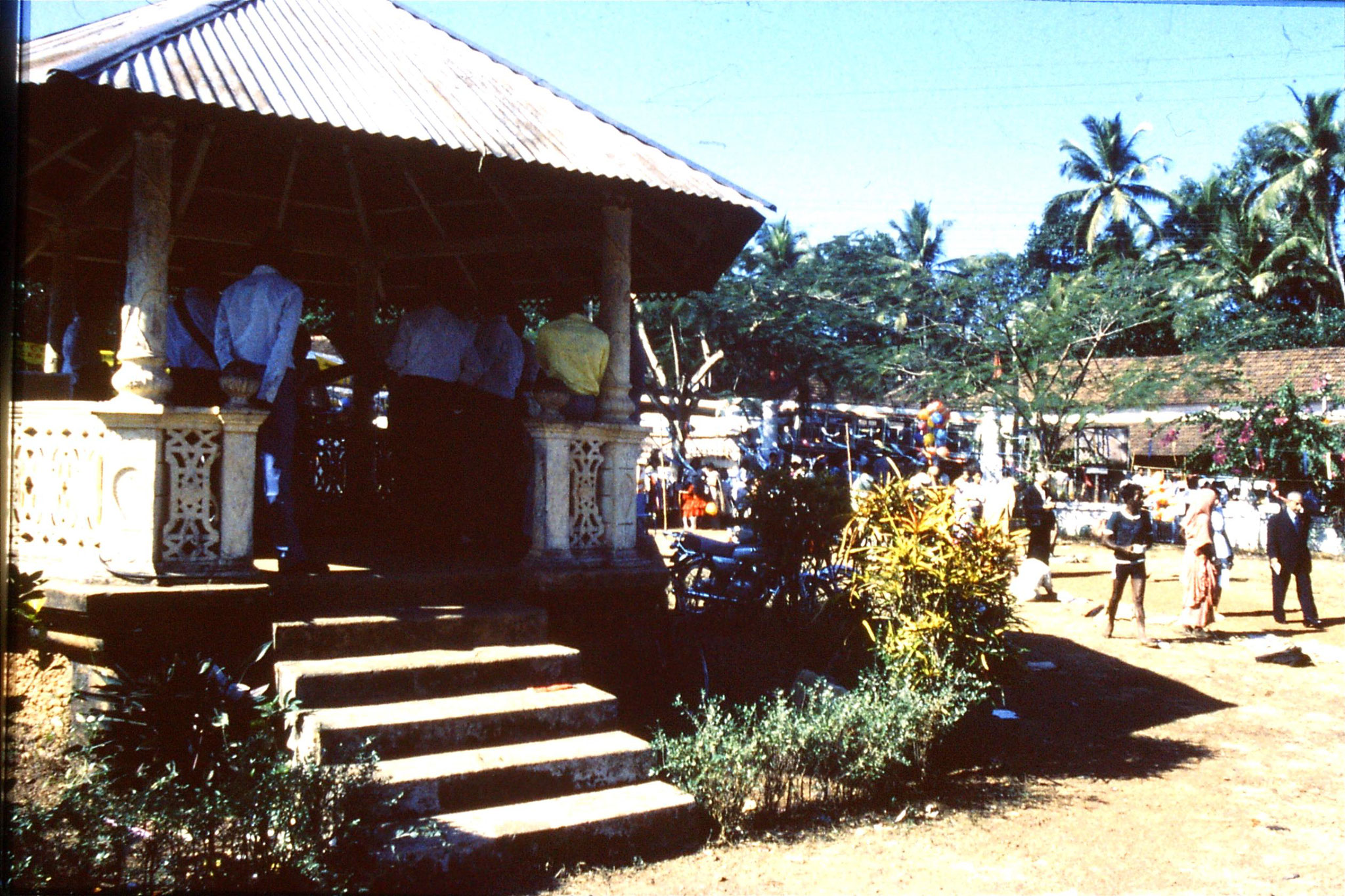 31/12/1989: 8: Siolim church and 10.30 mass, bandstand