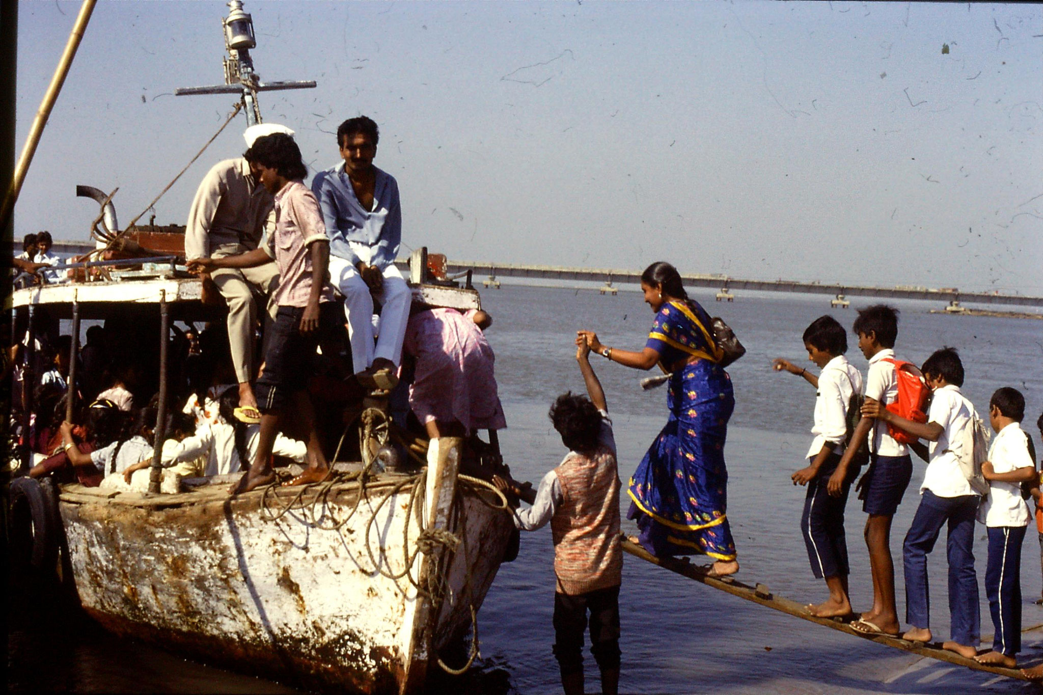 16/12/1989: 10: Diu Goghla boarding ferry