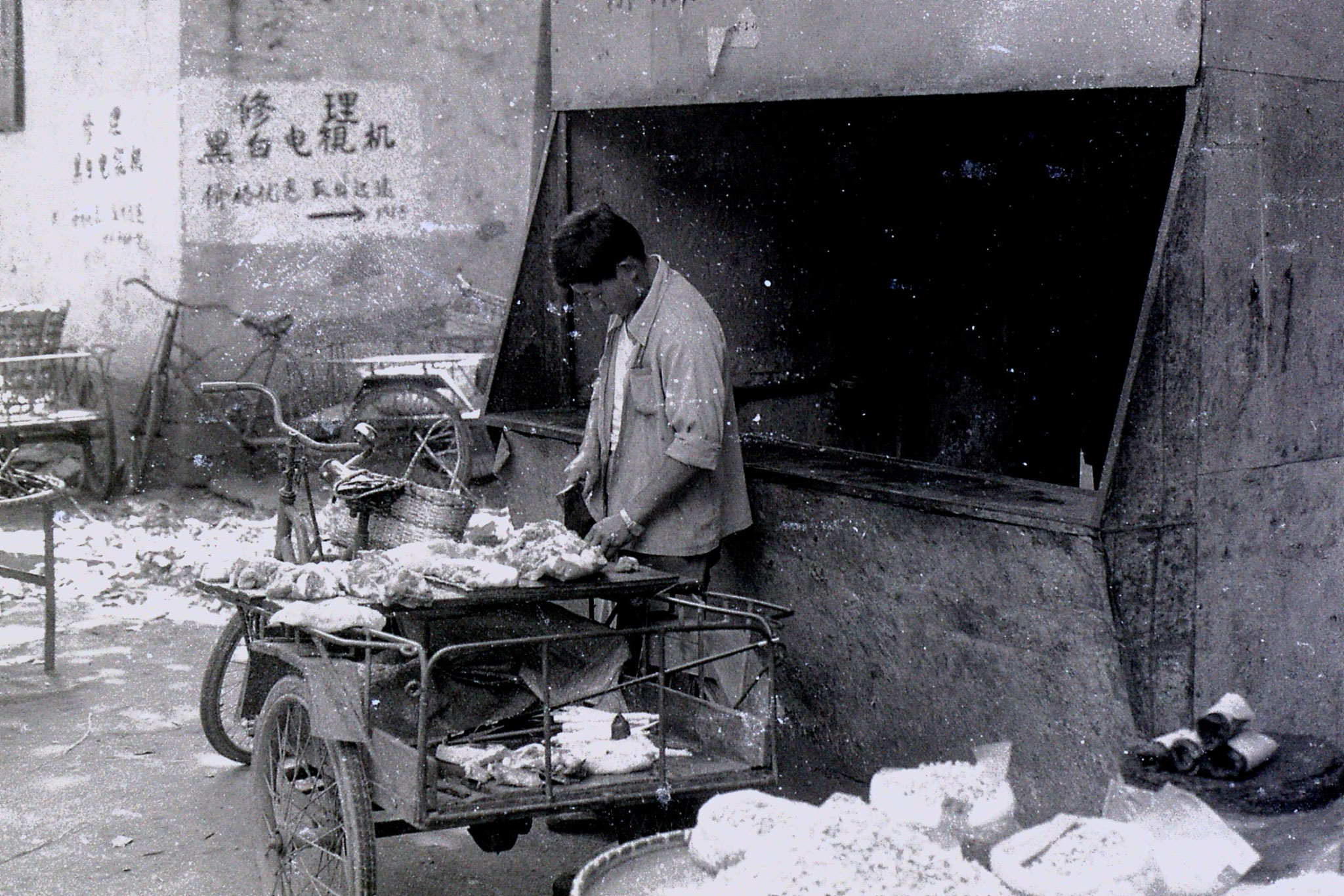 27/6/1989: 29: Shaoxing market, butcher