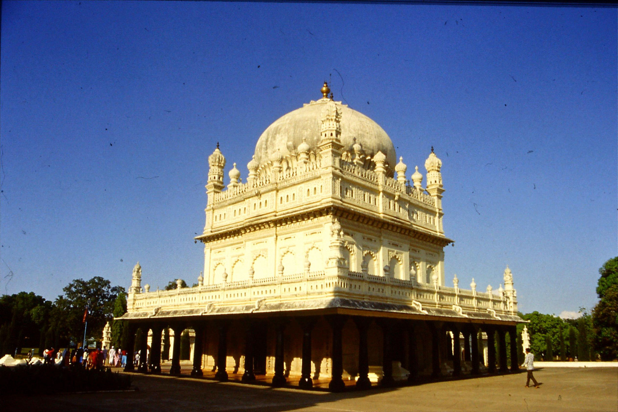 108/7: 12/3/1990 Gumbaz - Haider Ali & wife & Tippu Sultan tombs