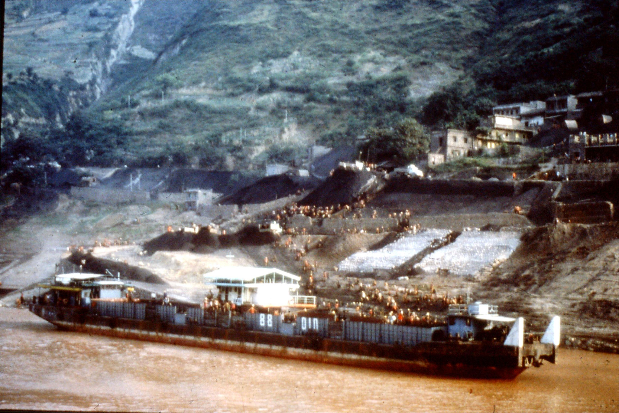 10/8/1989:9: 1850hrs Fengjie loading coal