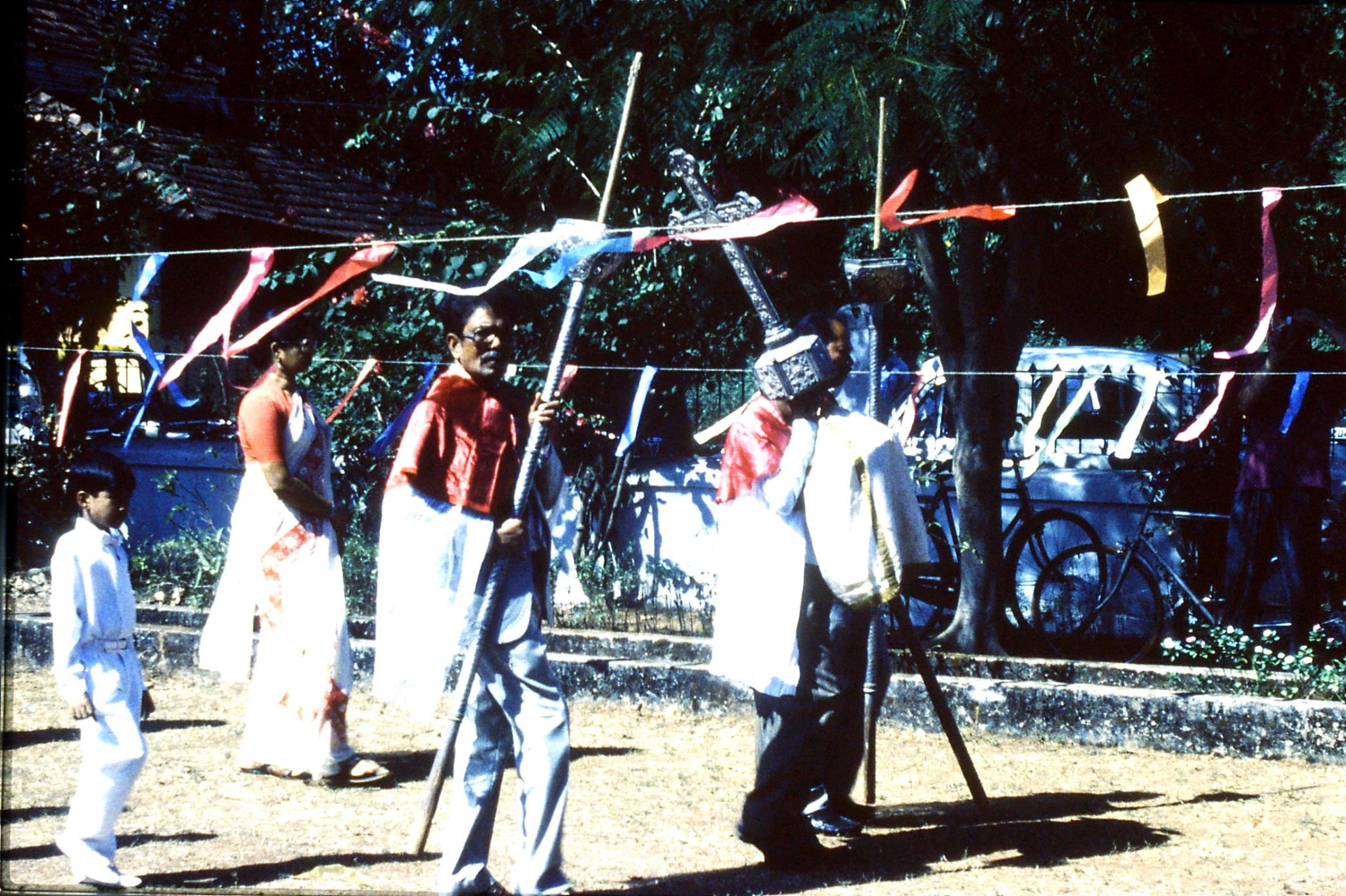 31/12/1989: 12: Siolim church and 10.30 mass procession