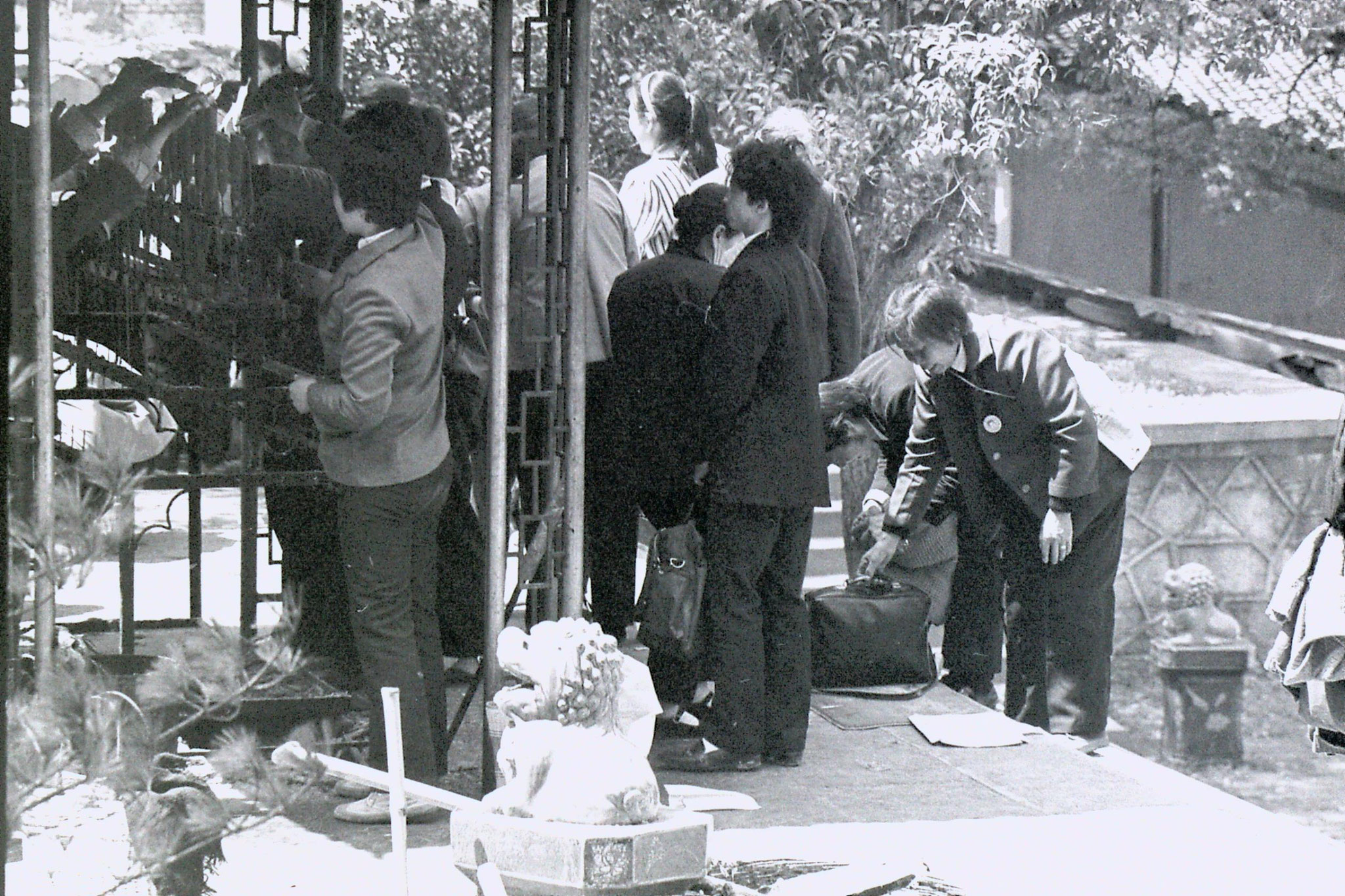 27/3/1989: 5: Lingu Temple pilgrims with candles