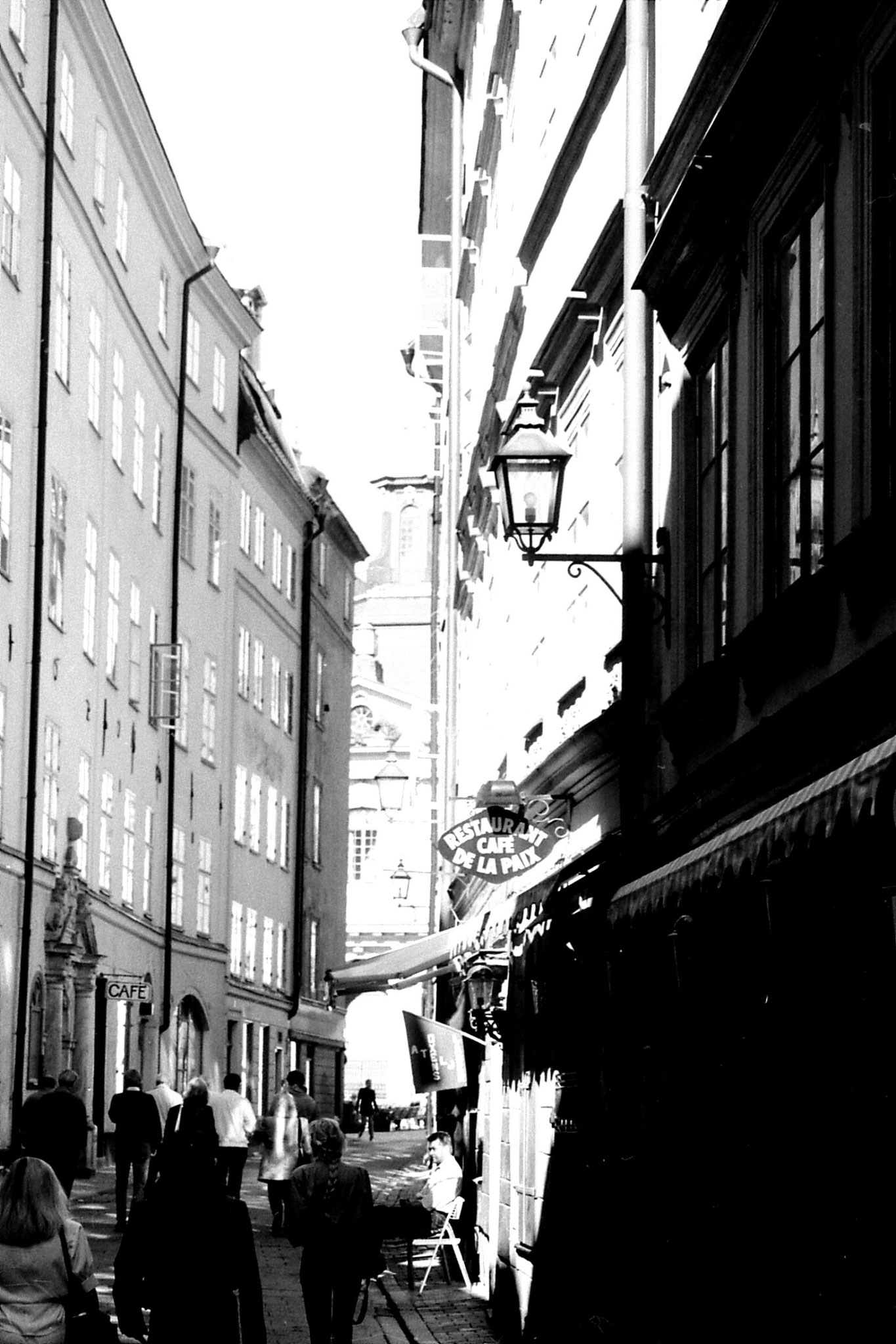 8/9/1988: 41: Street looking towards cathedral