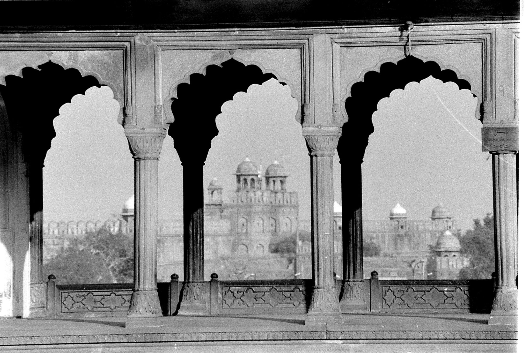 24/11/1989: 21: New Delhi view of Red Fort from Jami Masjid