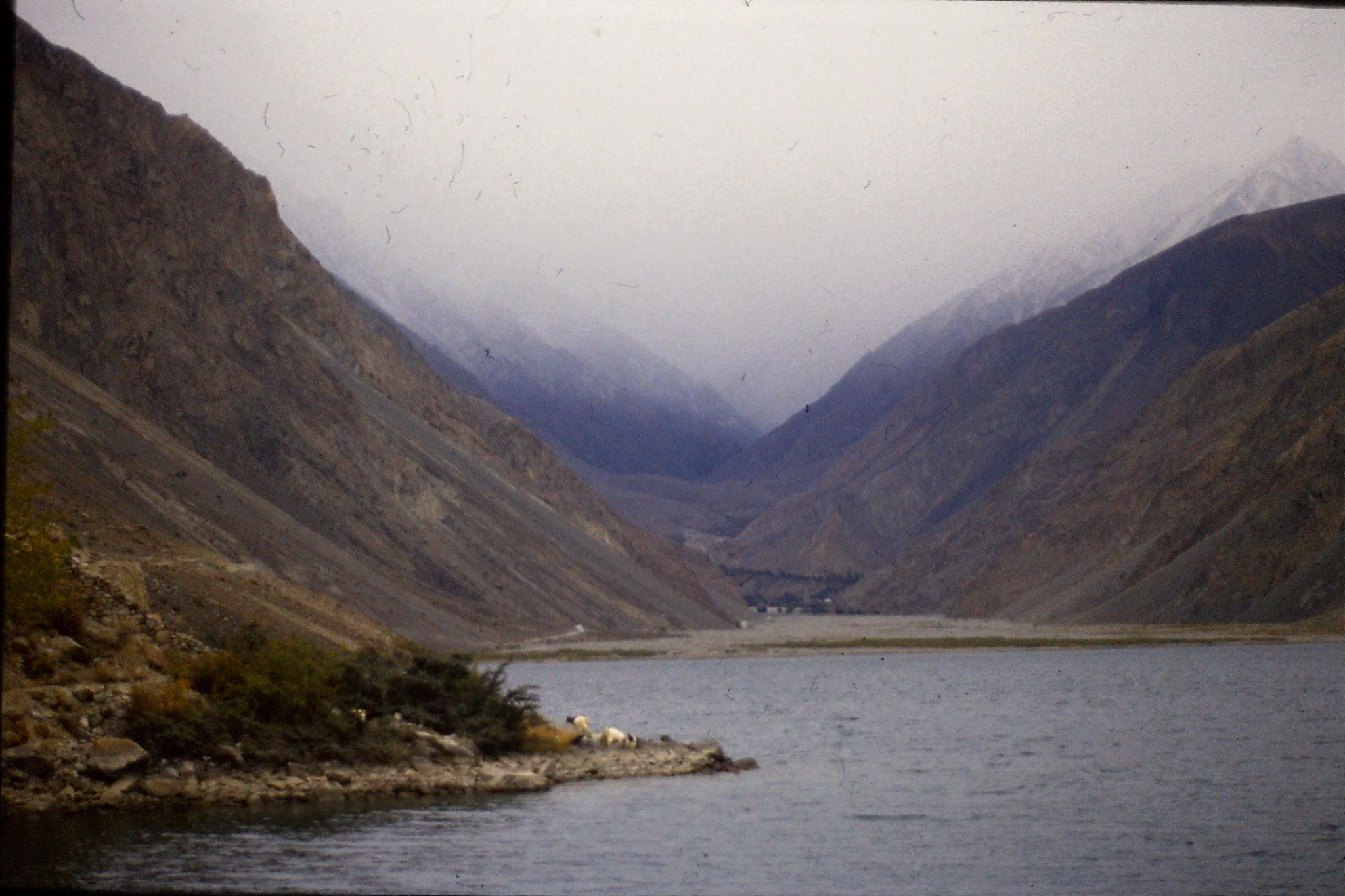 11/10/1989: 12: Skardu, Satpura Lake looking south