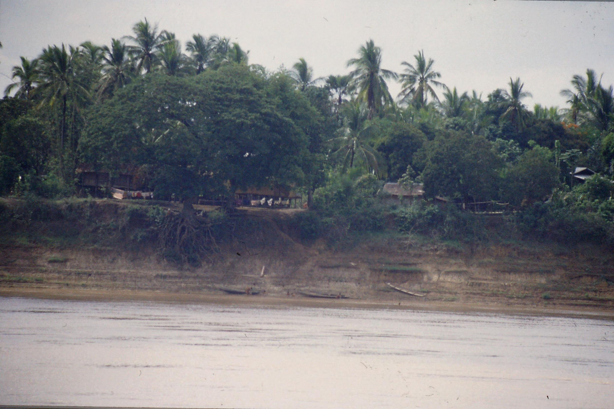 30/5/1990: 27:boats and children in Laos