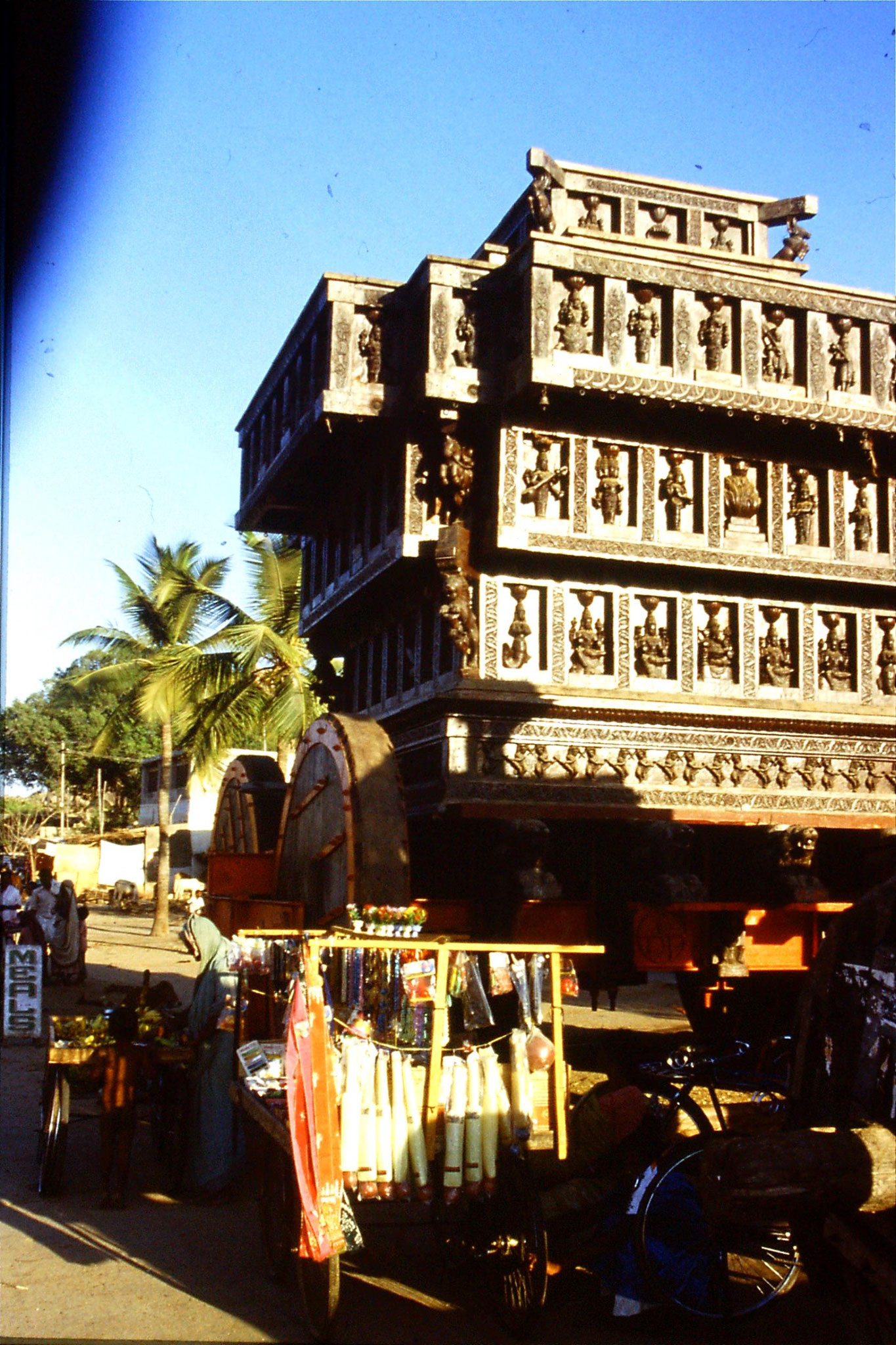 108/27: 20/3/1990 Hampi - temple juggernaut