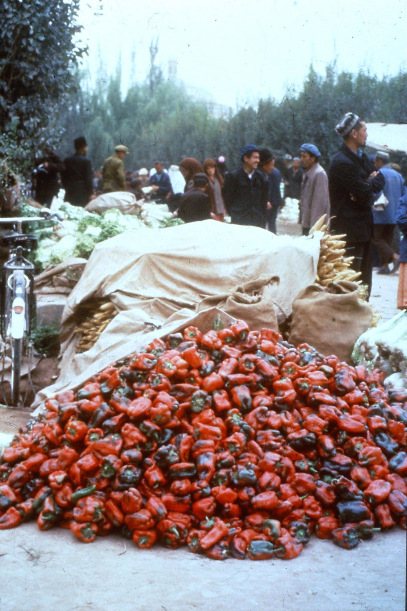 10/9/1989:23: Kashgar Sunday market