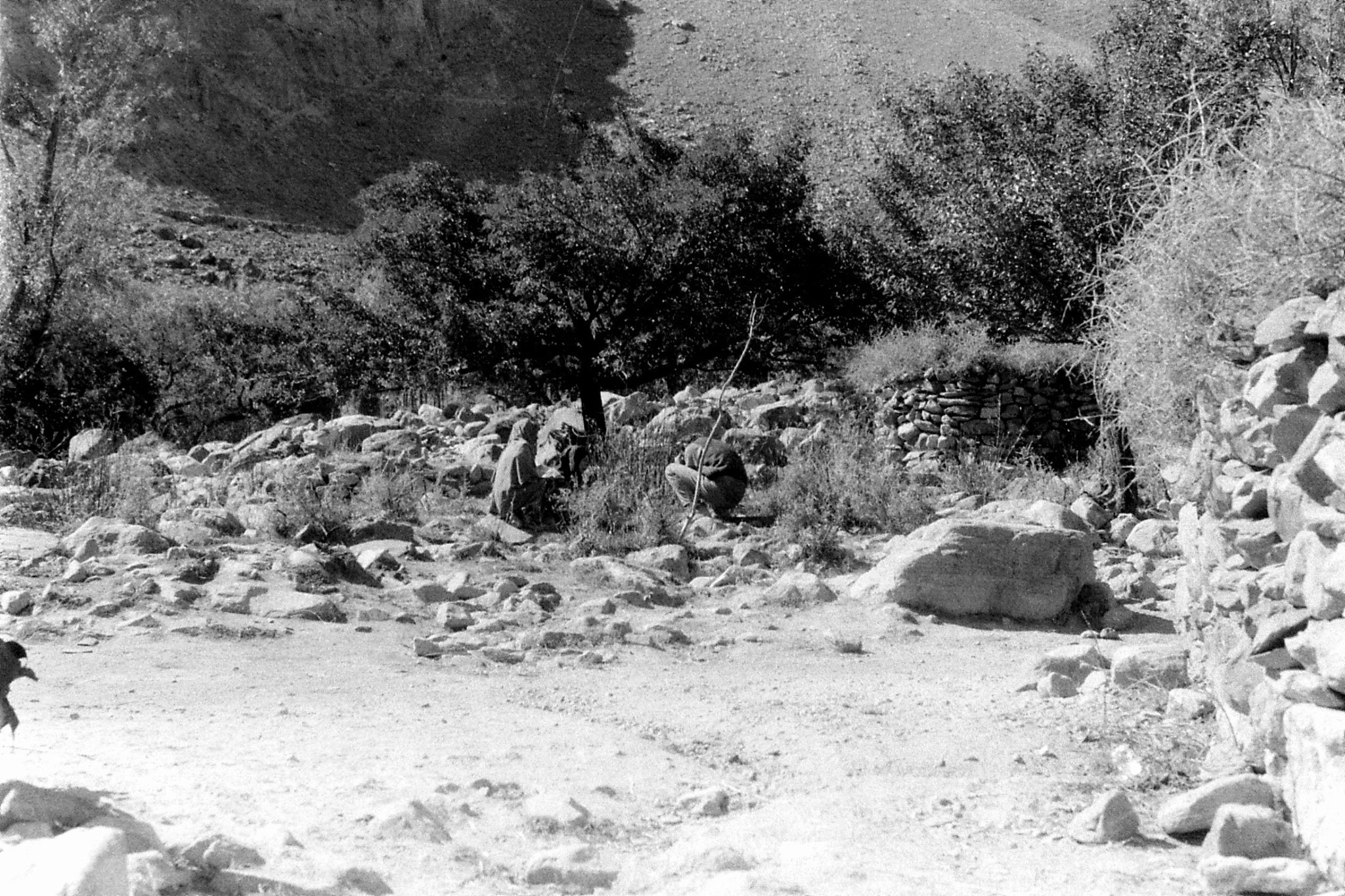 18/10/1989: 2: R and 2 girls washing at Kande