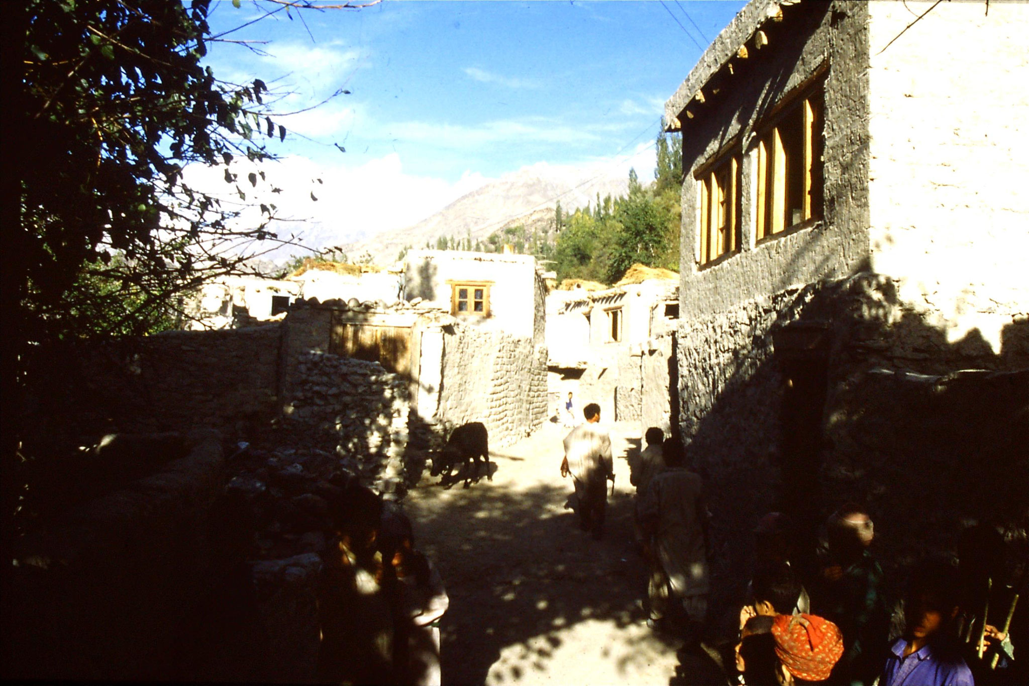 14/10/1989: 16: Kiris, street with two storey houses