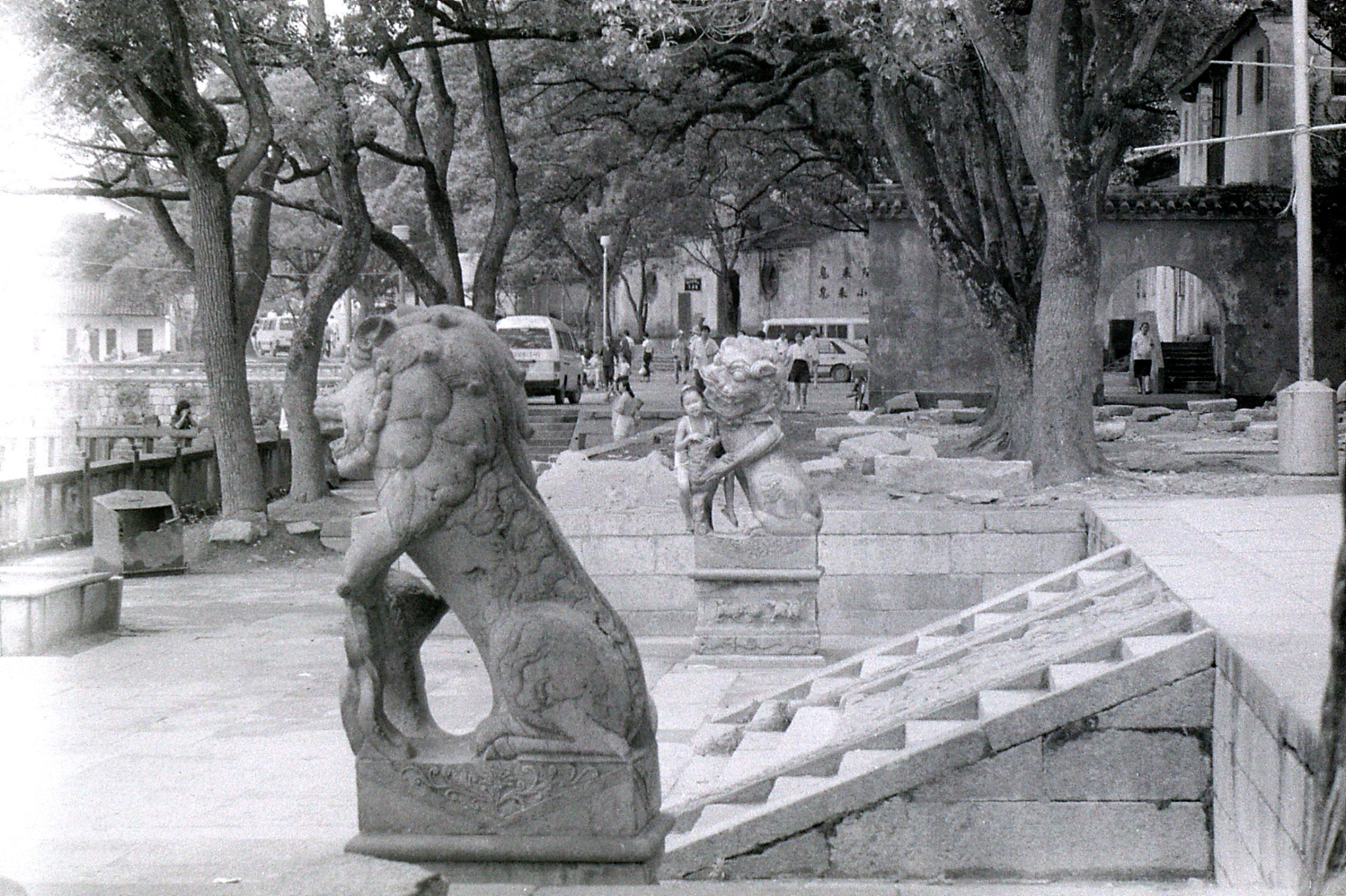 24/7/1989: 3: Putuo, little girl on lion statue