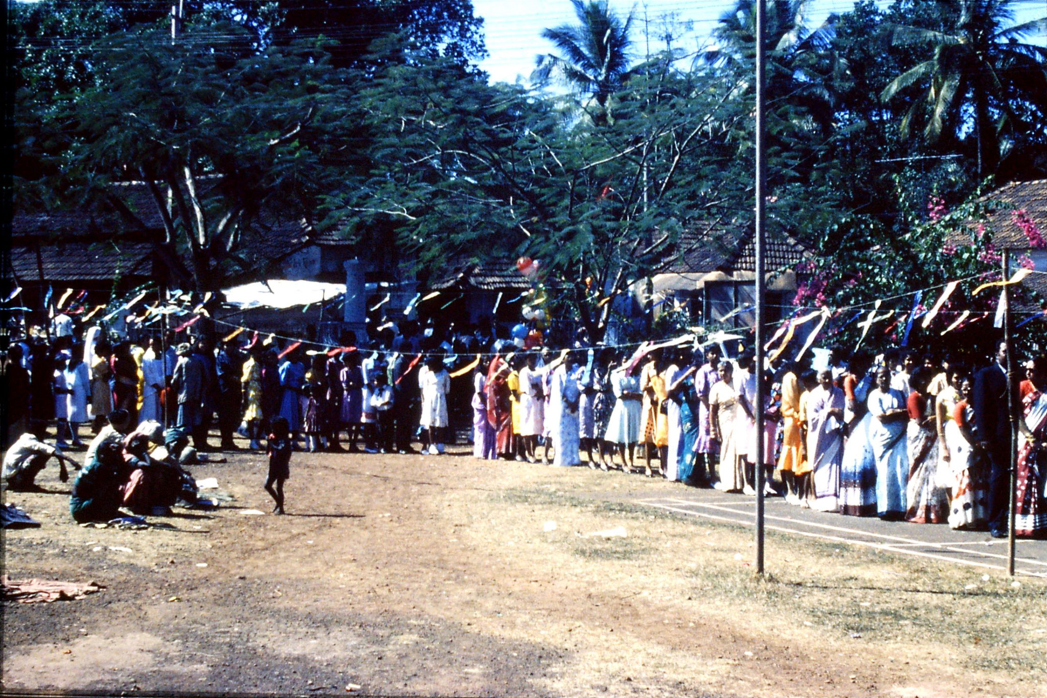 31/12/1989: 13: Siolim church and 10.30 mass procession