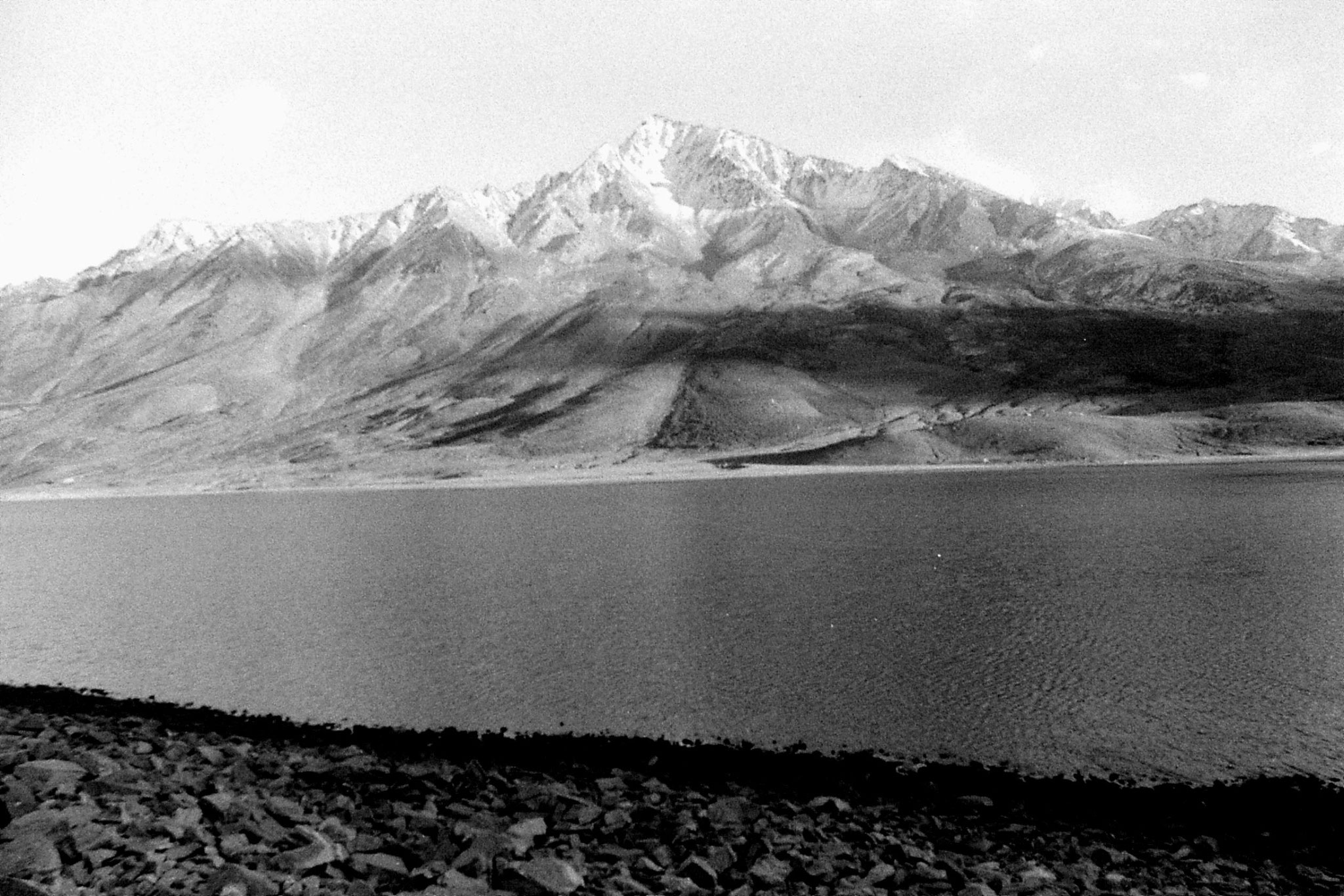 26/10/1989: 16: Shandar Pass, lake and mountain on south side