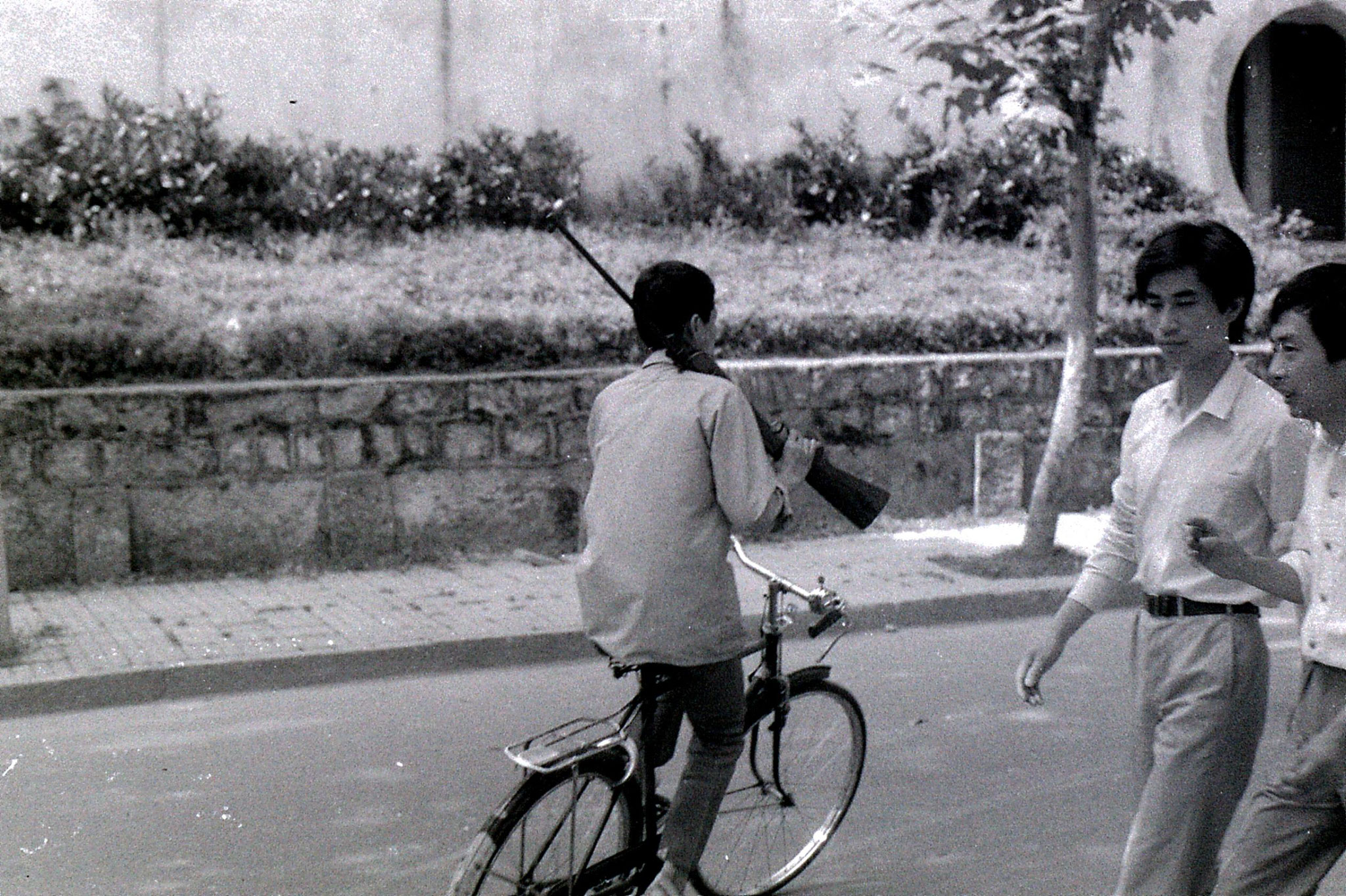 27/6/1989: 22: Shaoxing, man with rifle