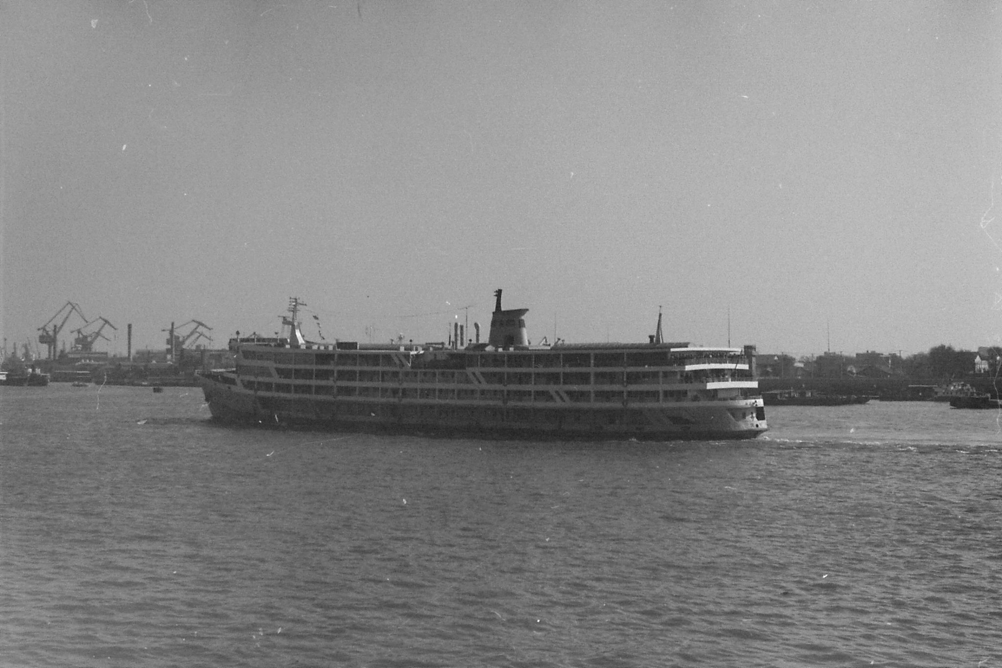 14/12/1988: 17: Shanghai, Yangtse passenger boat