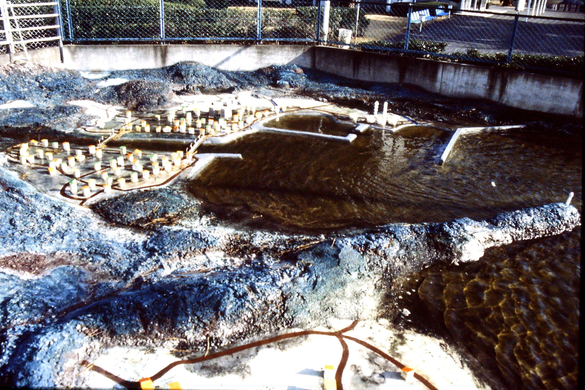 27/1/1989: 22: Marine science museum tidal wave model