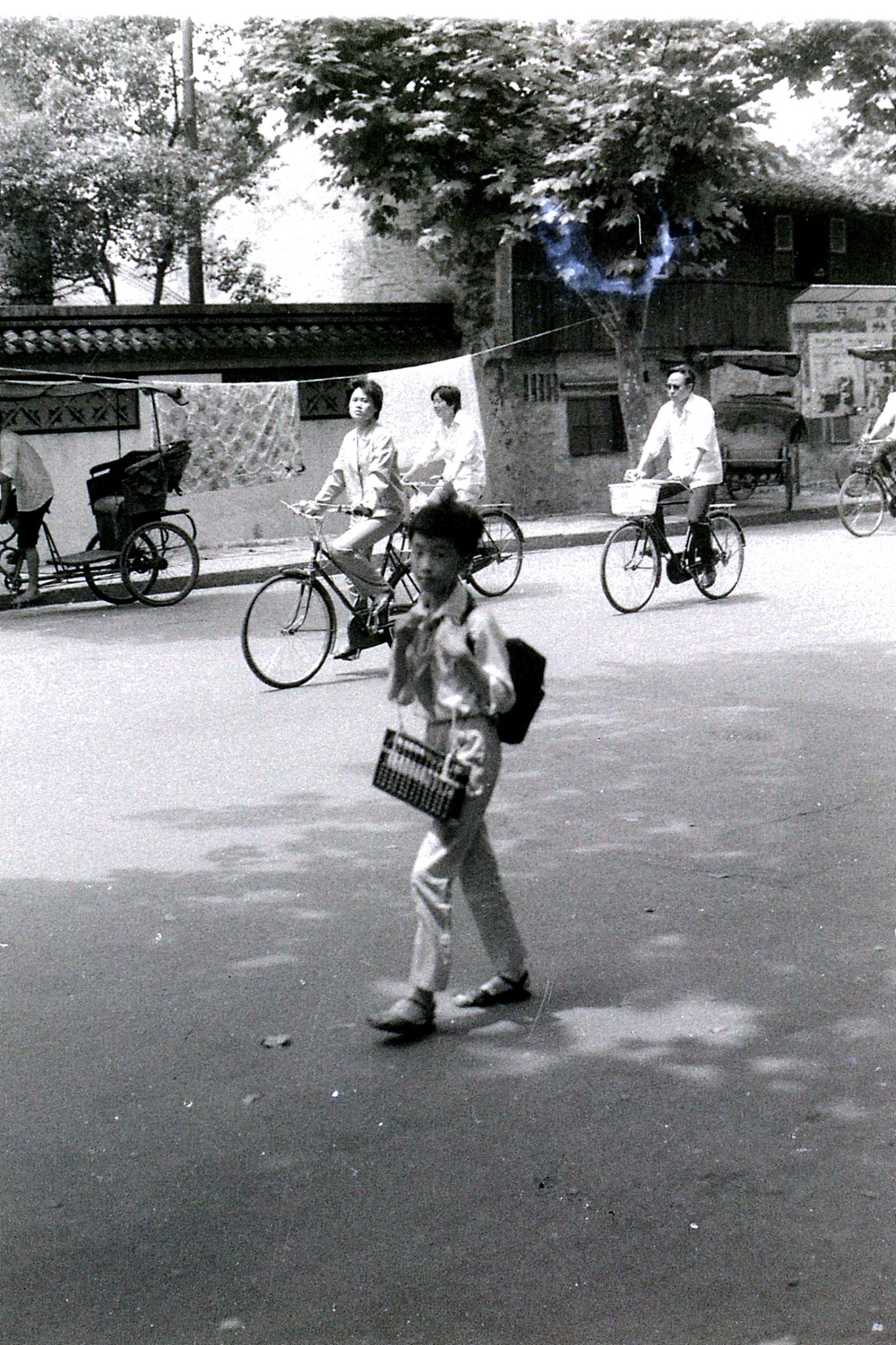 27/6/1989: 32: Shaoxing, boy with abacus