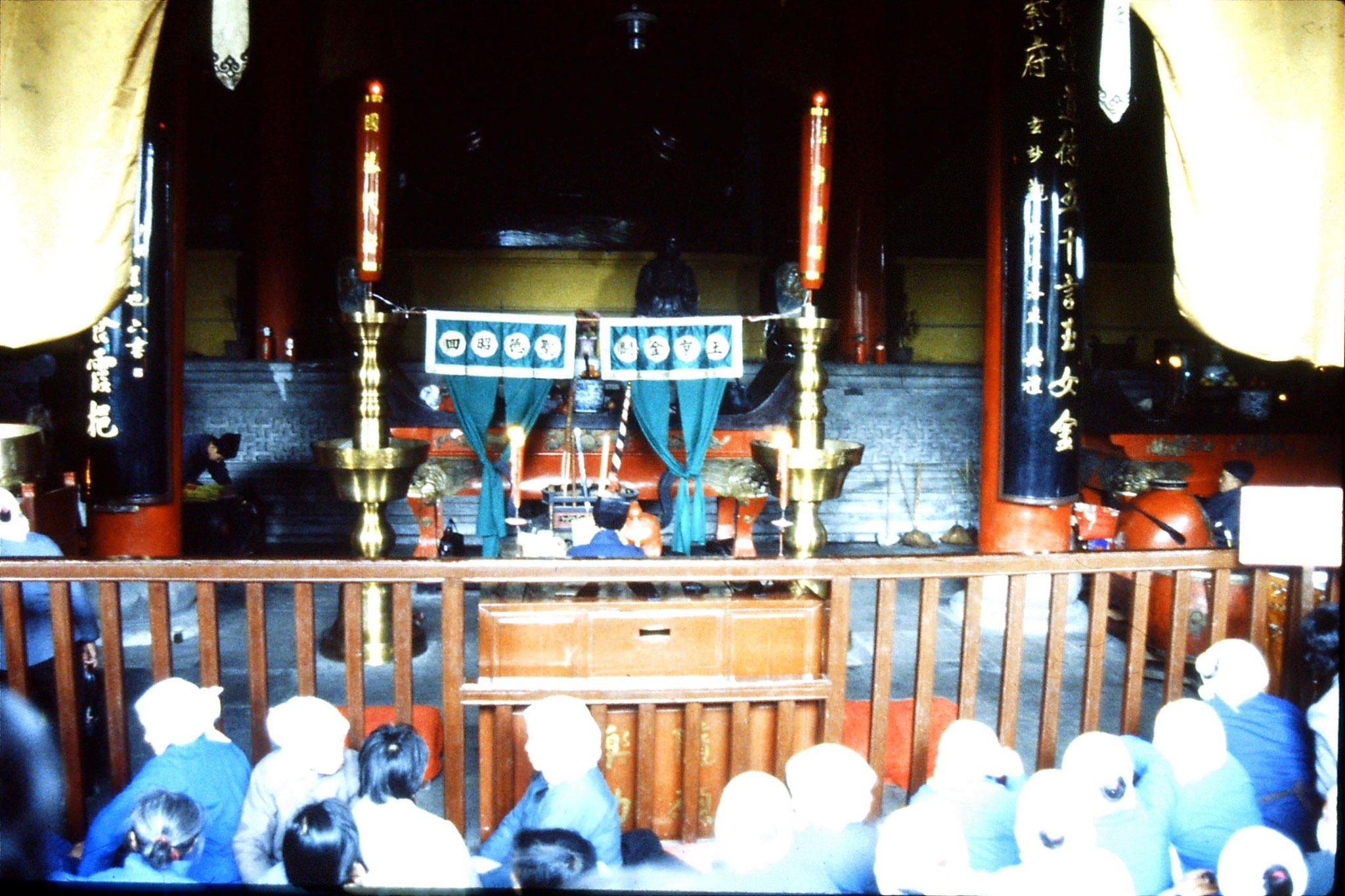 22/3/1989: 3: Suzhou: inside Wuanmiao Si temple