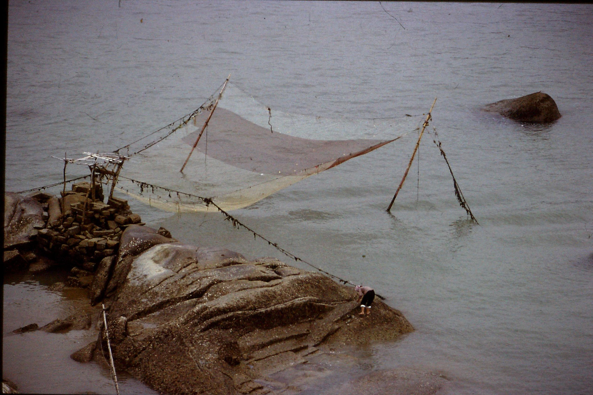 30/3/1989: 14: Xiamen woman on rock at Gulanggu