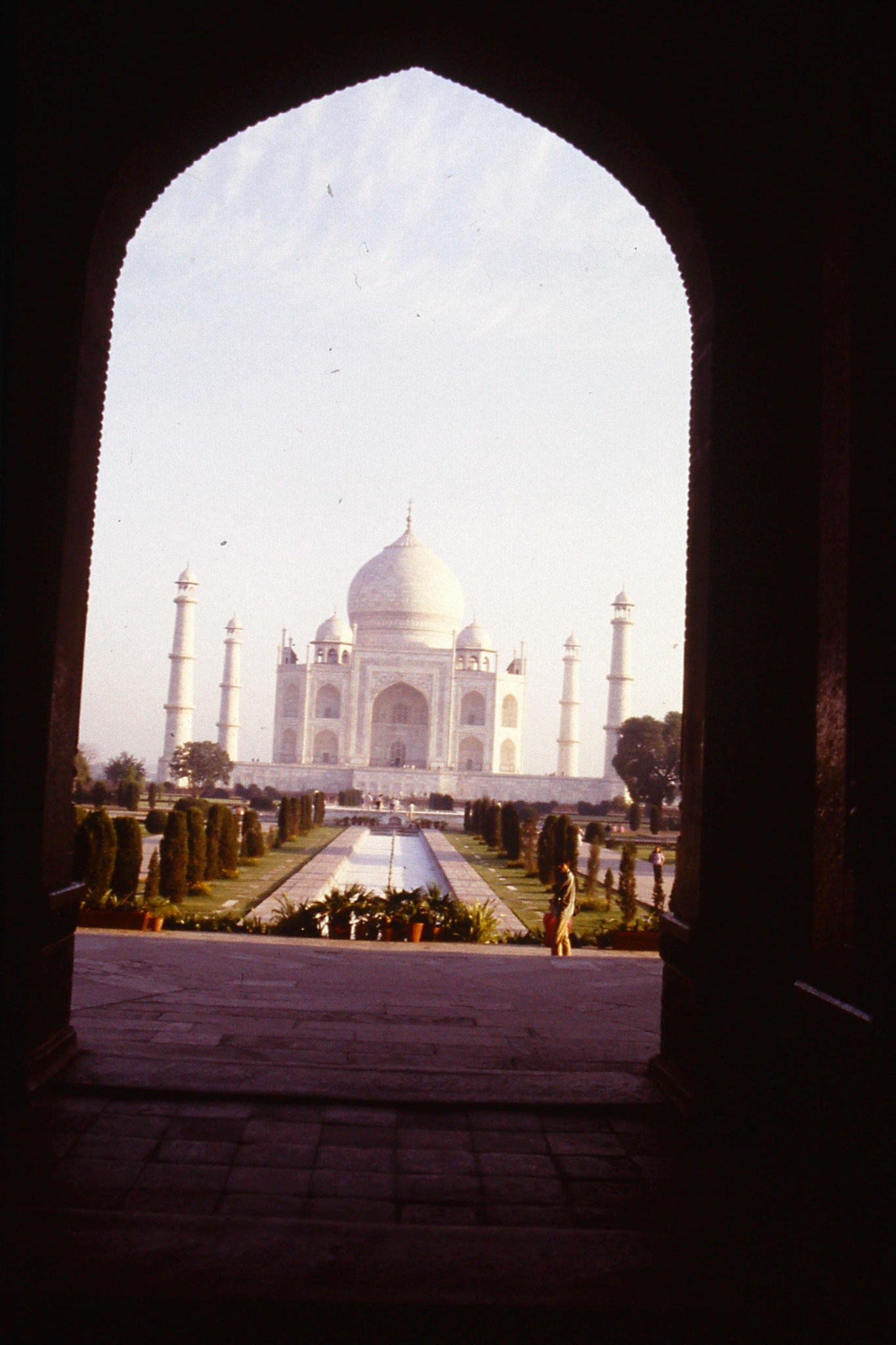 109/8: 31/3/1990 Taj framed by entrance gate