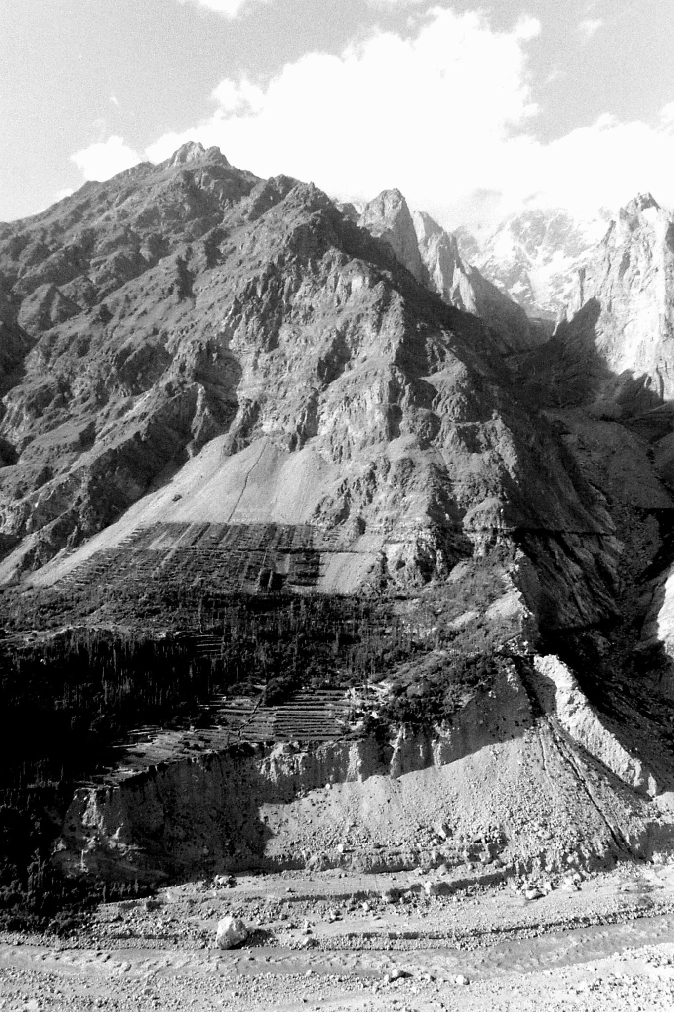 10/9/1989: 21: 1600hrs village on Hunza River