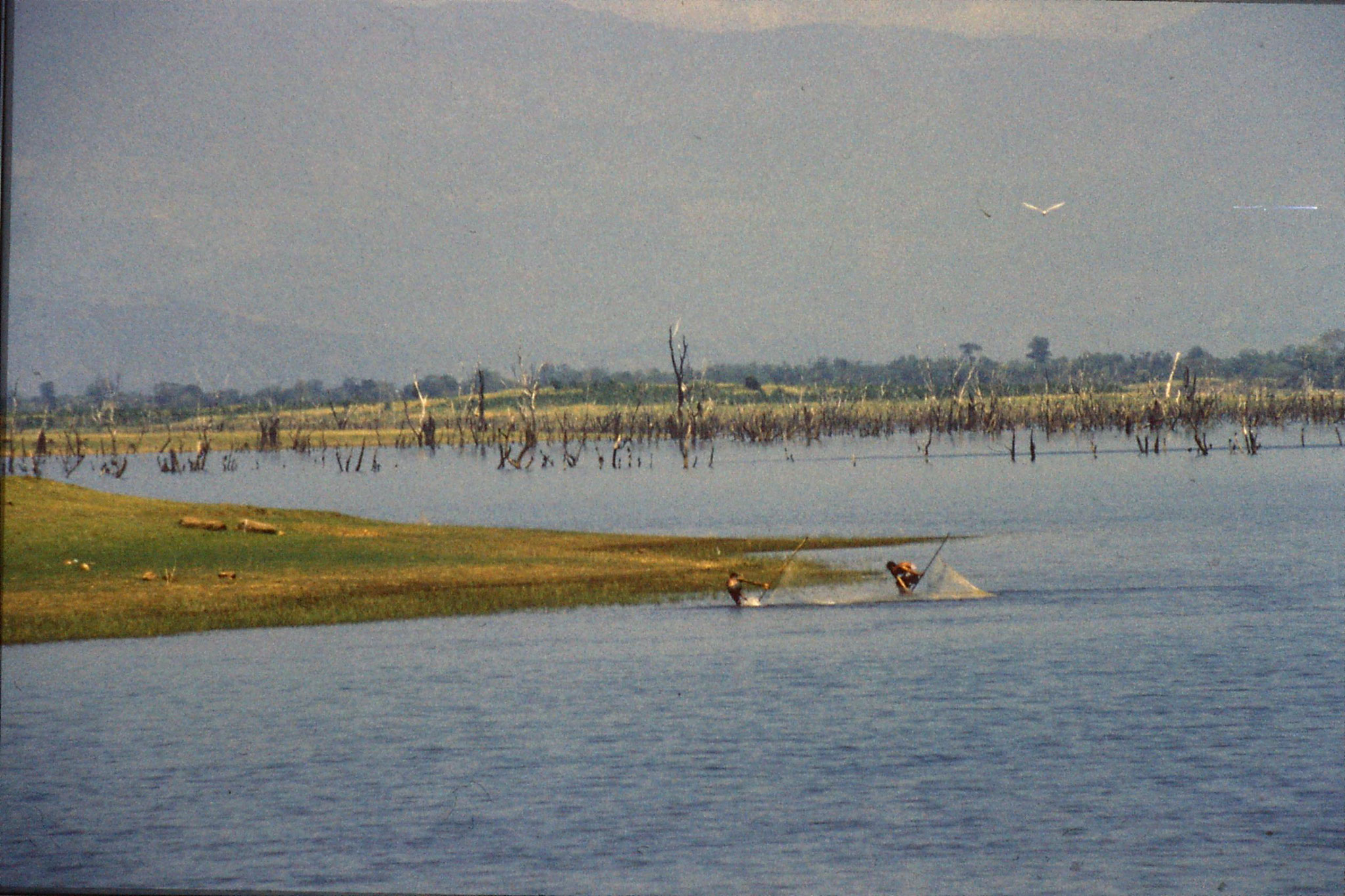 28/1/1989: 32: Uda Walawe men fishing