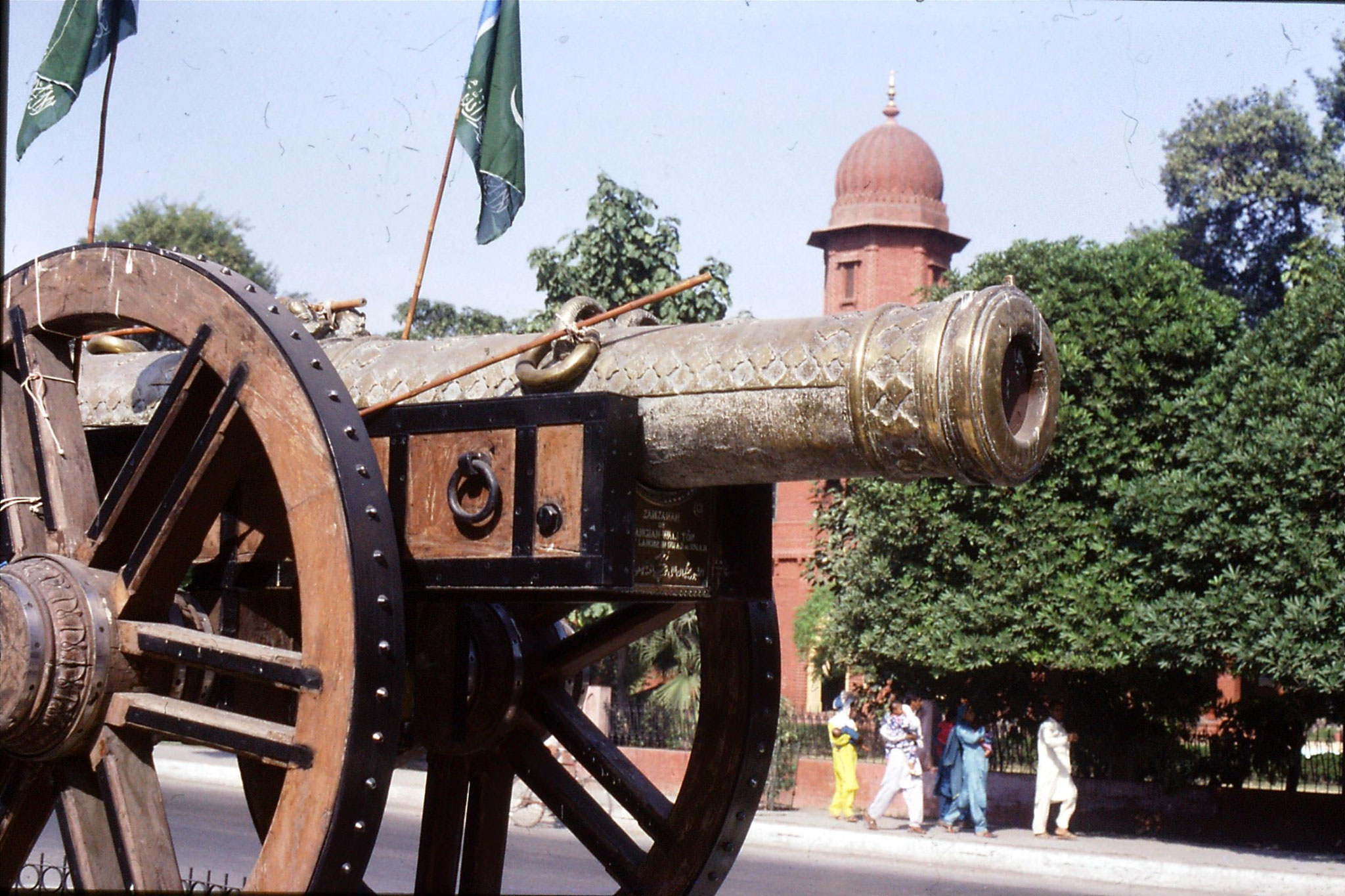 10/11/1989: Lahore, Kim's gun