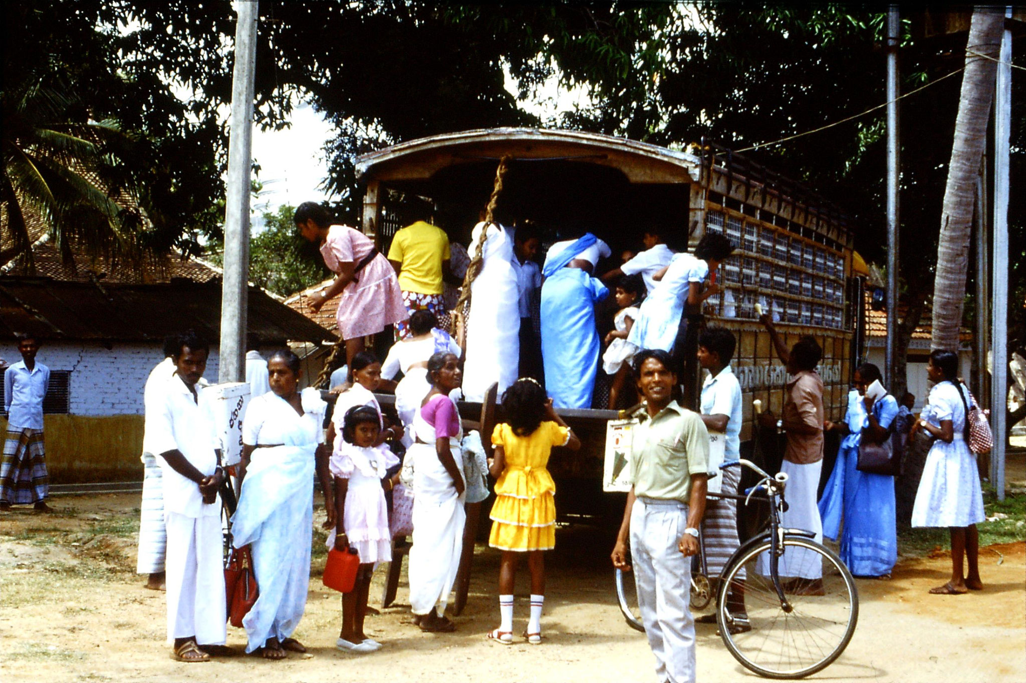 103/11: 9/2/1990 Pilgrims on converted lorry at Isuru