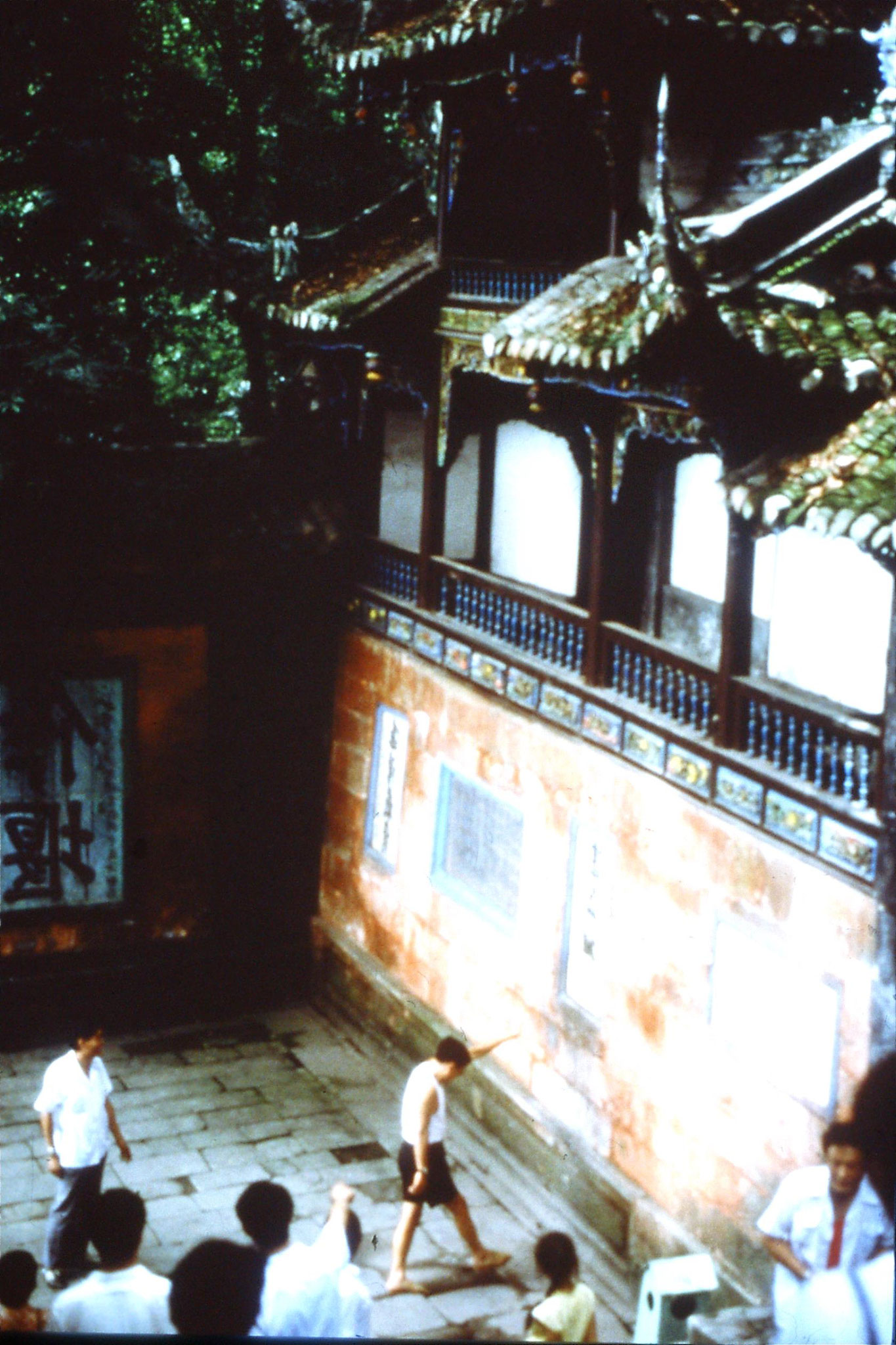 12/8/1989:23: Chongqing, Luohan temple, private ceremony