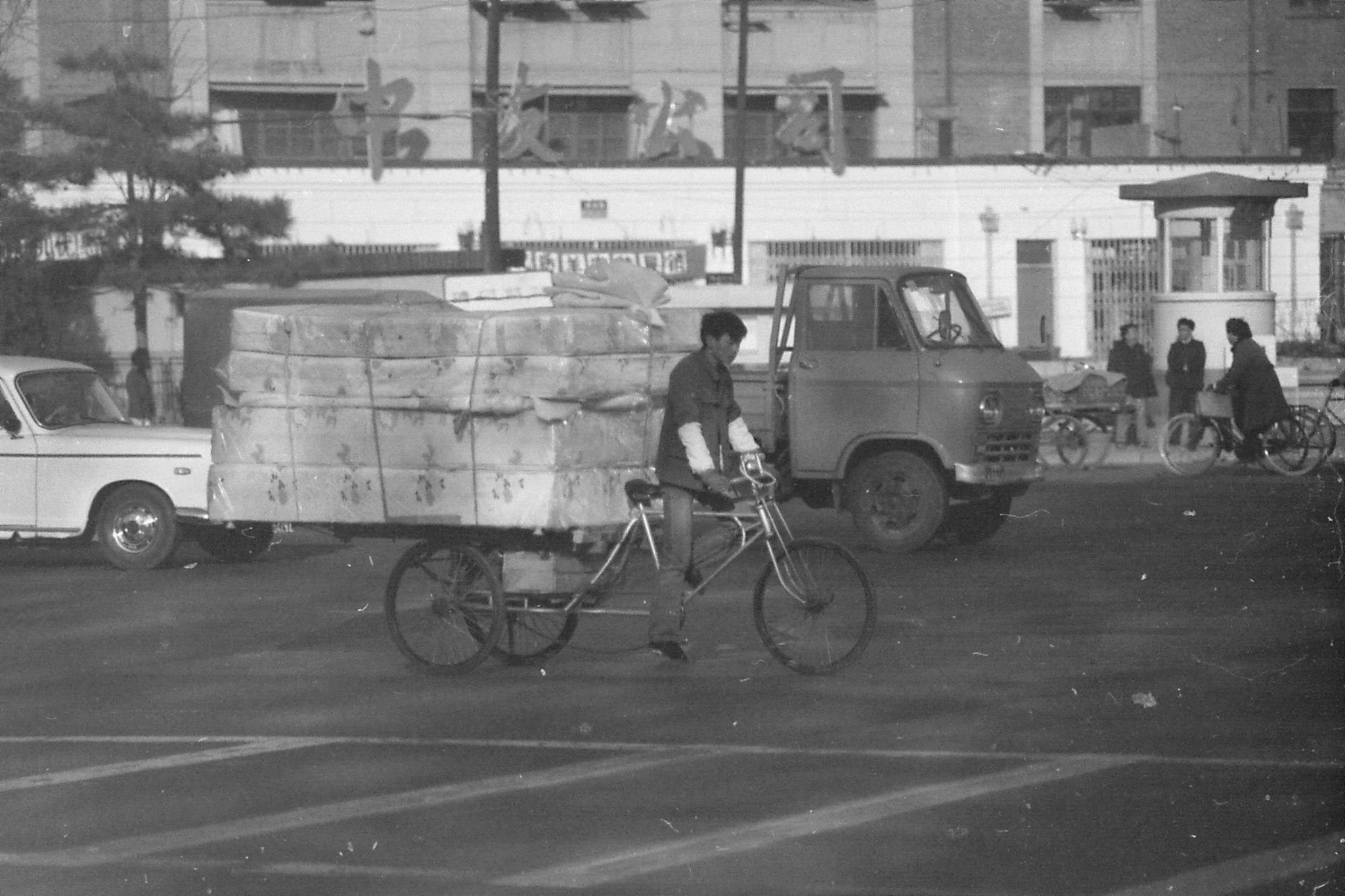 23/11/1988: 1: street scenes outside Friendship Hotel