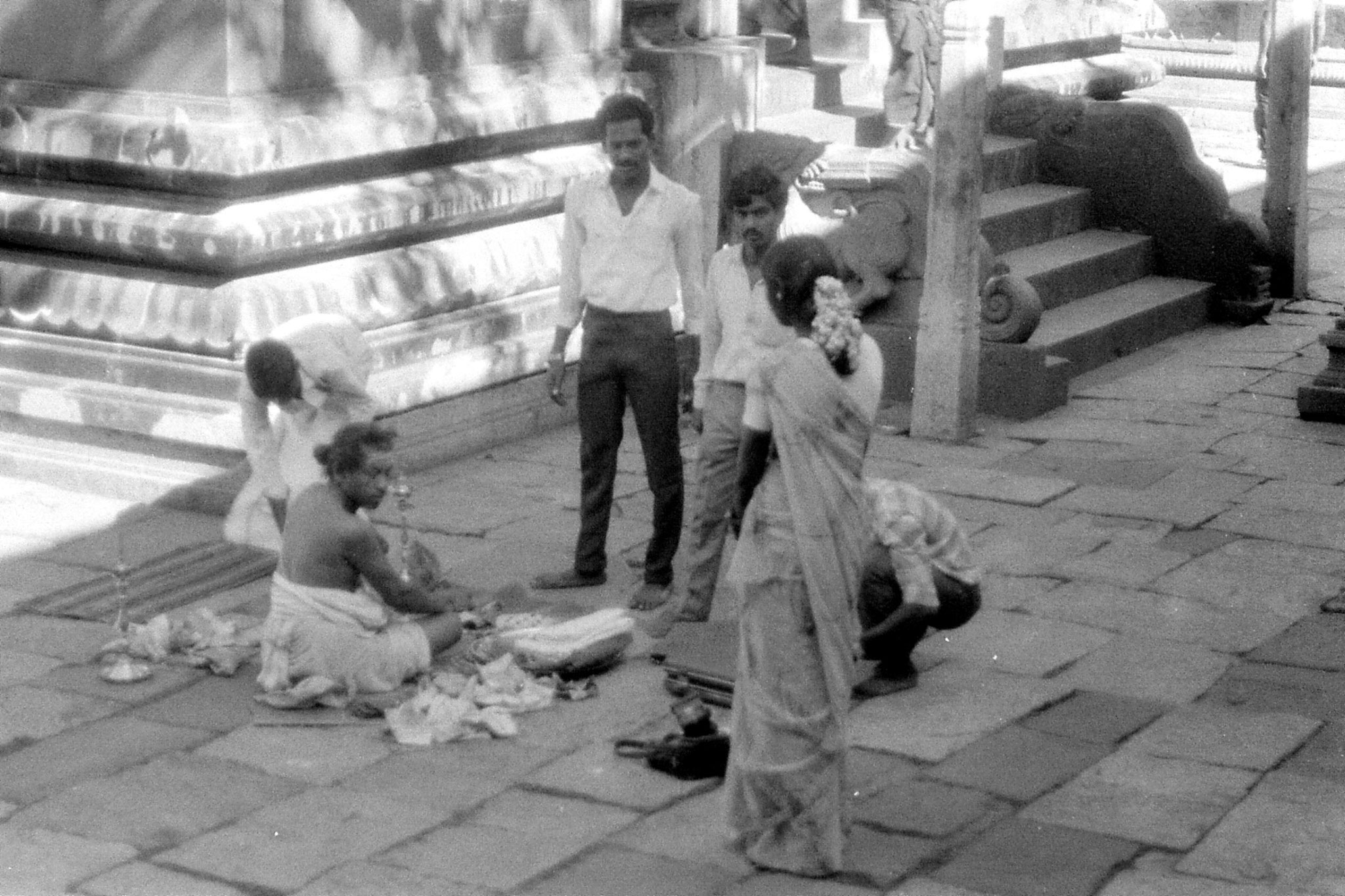 19/1/90: 14: Kanchipuram - Ekambareswarar temple - priest making wedding preparations