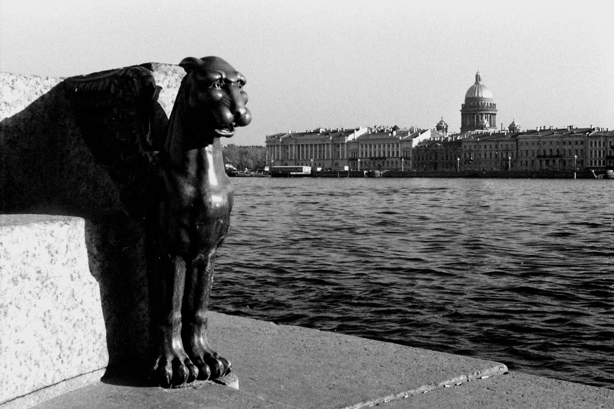 13/10/1988: 11: Griffin in front of Art Academy, Isaac cathedral across river