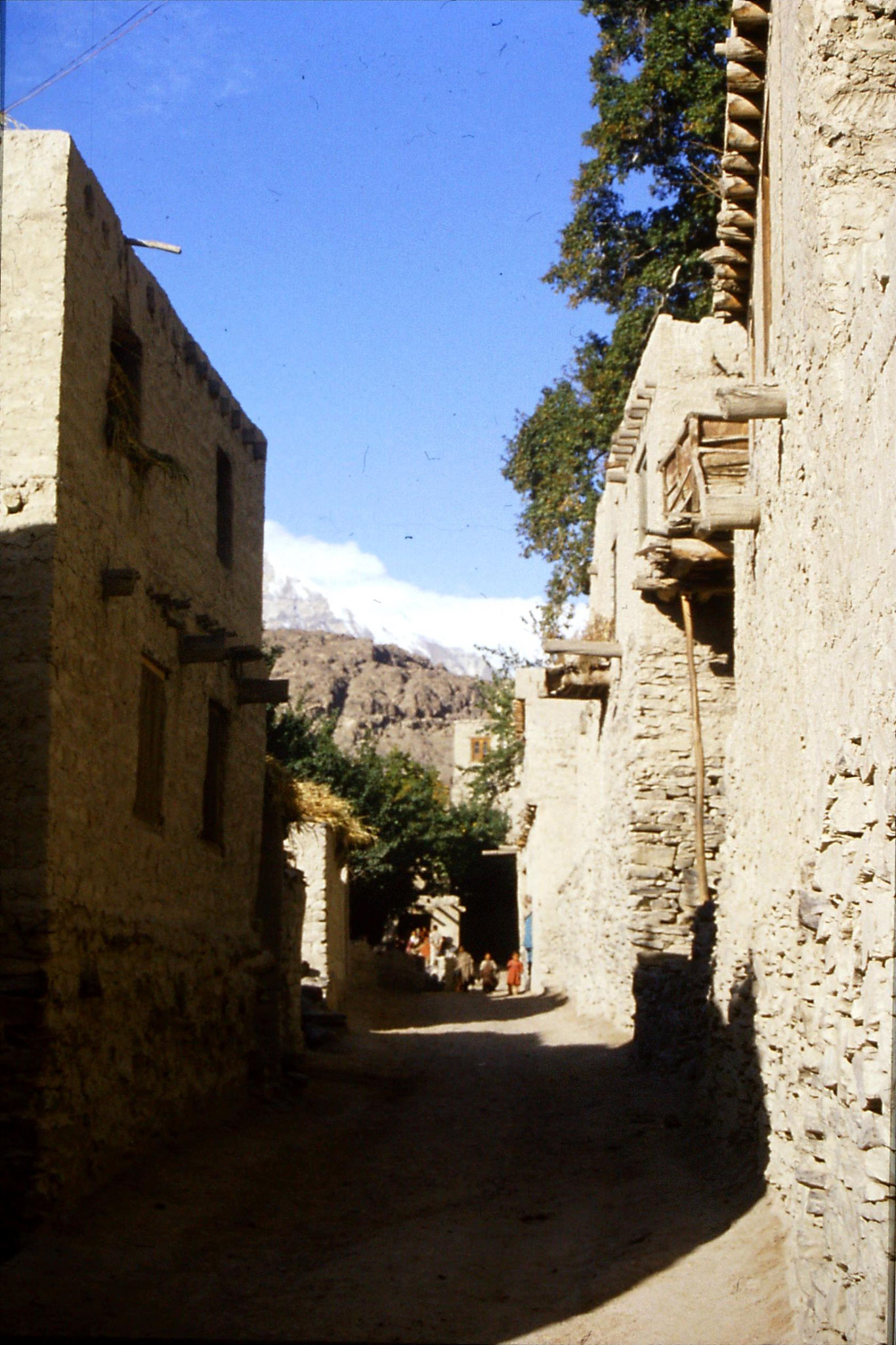 14/10/1989: 17: Kiris, street with two storey houses