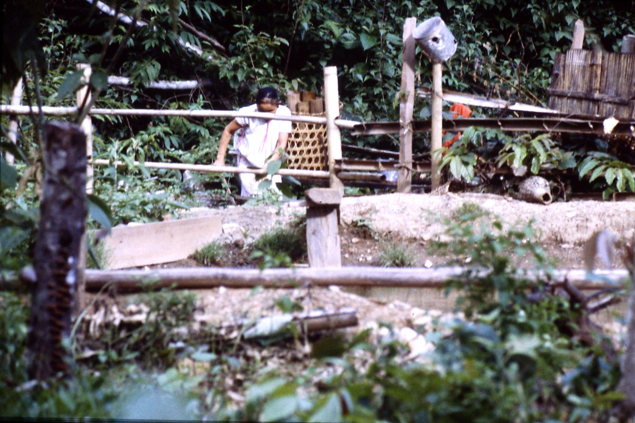 12/6/1990: 30: Trek - Hue Kom Karen village