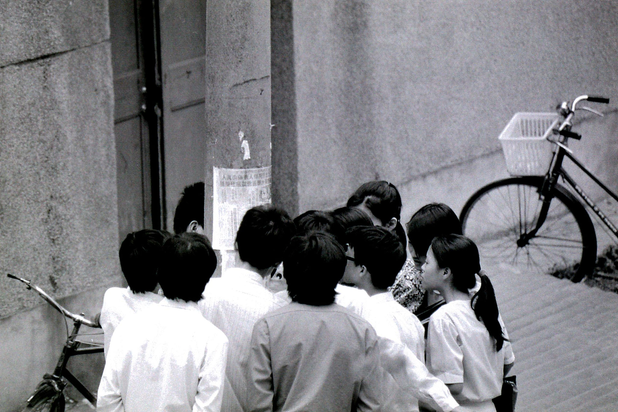 6/6/1989: 25: reading notice outside our flat