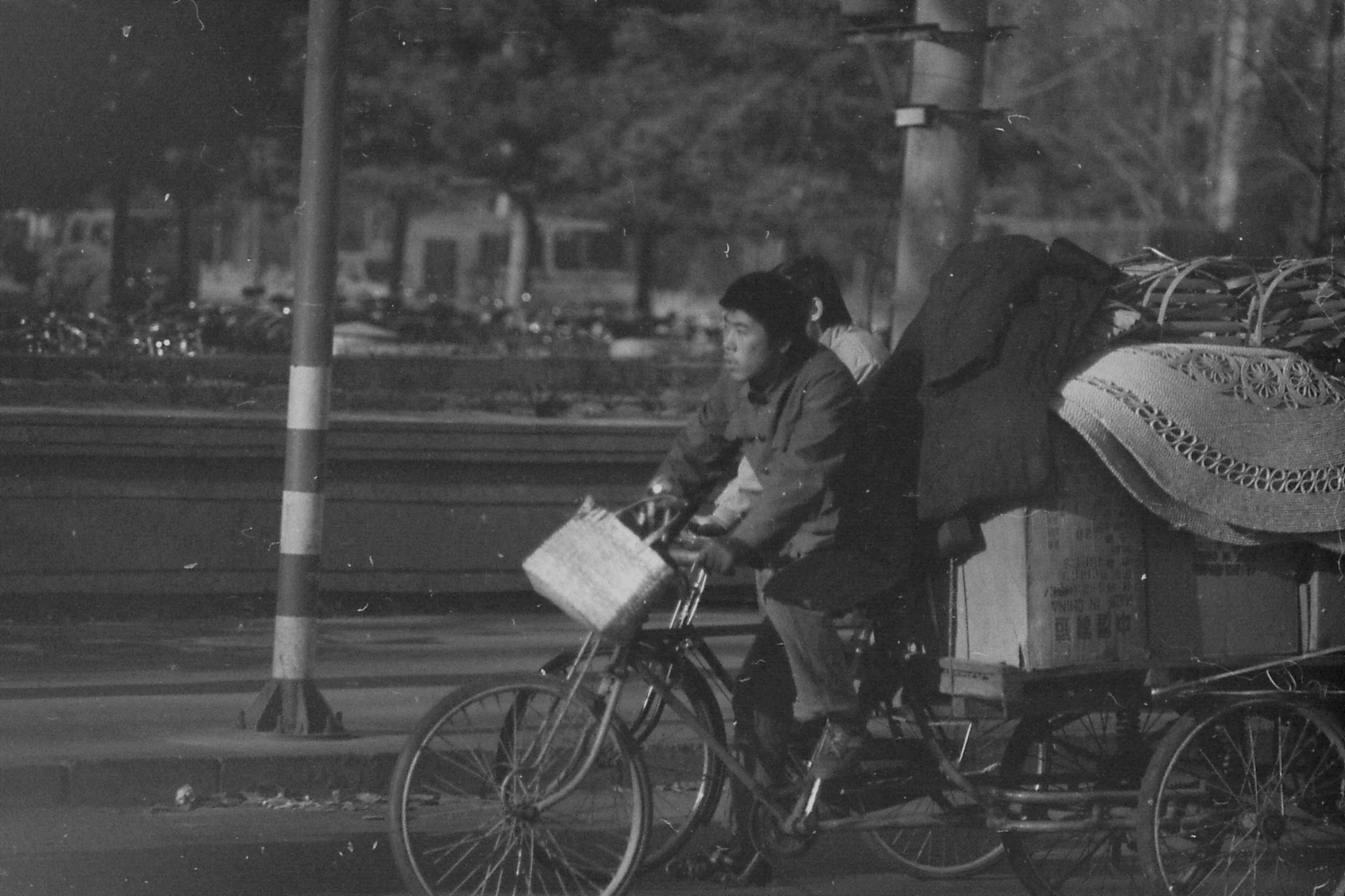 23/11/1988: 8: street scenes outside Friendship Hotel