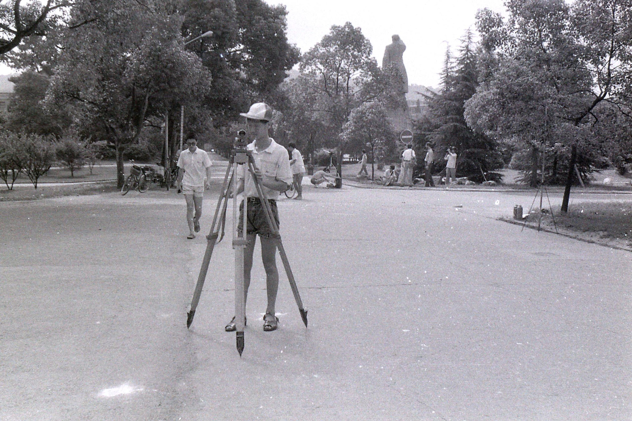 20/7/1989: 15: surveying student and Mao