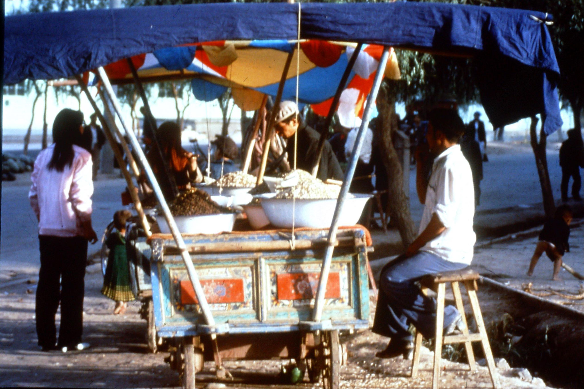 6/9/1989:7: foodstalls at breakfast stop