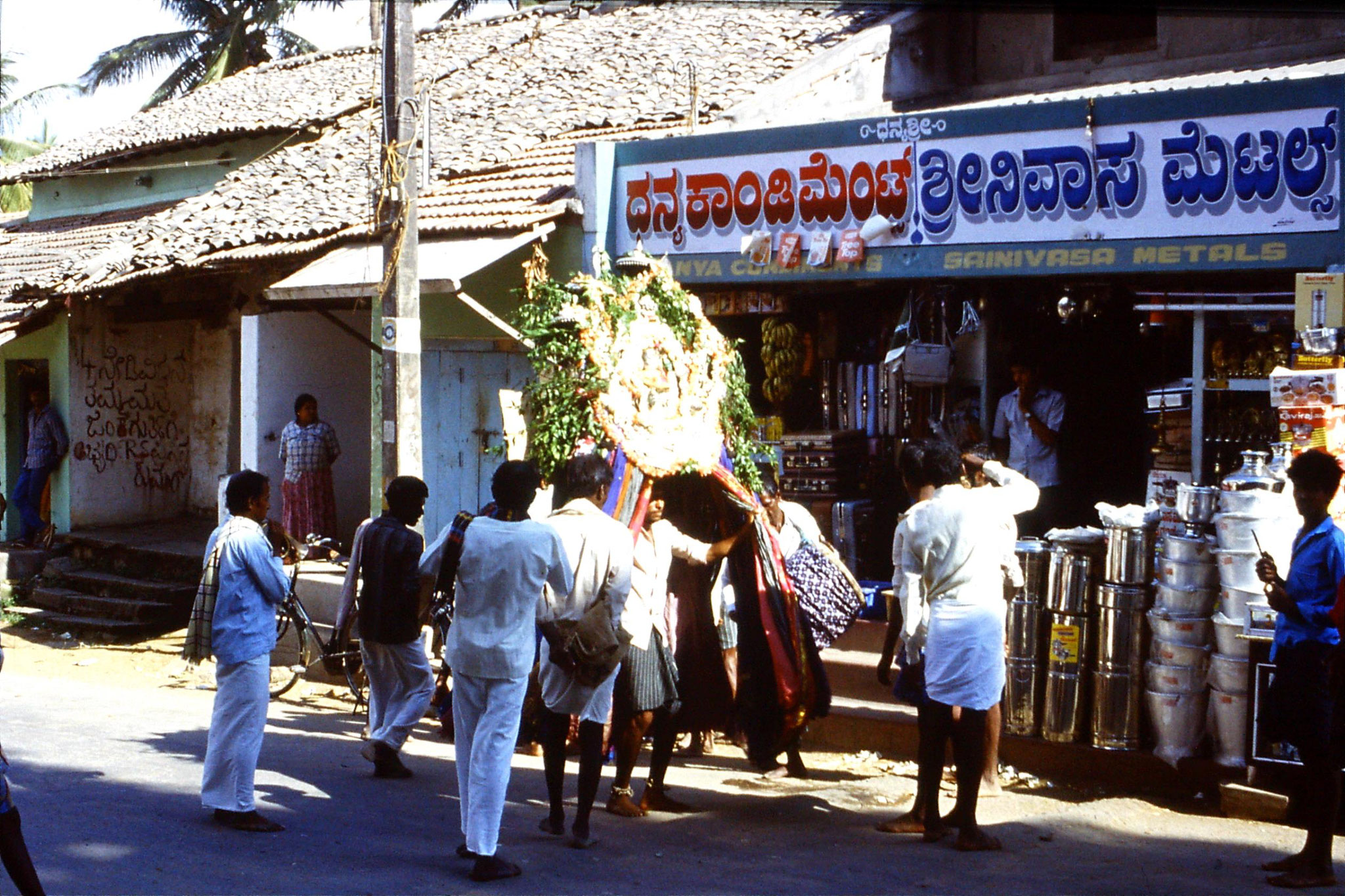 108/19: 13/3/1990 Belor - musical group and procession