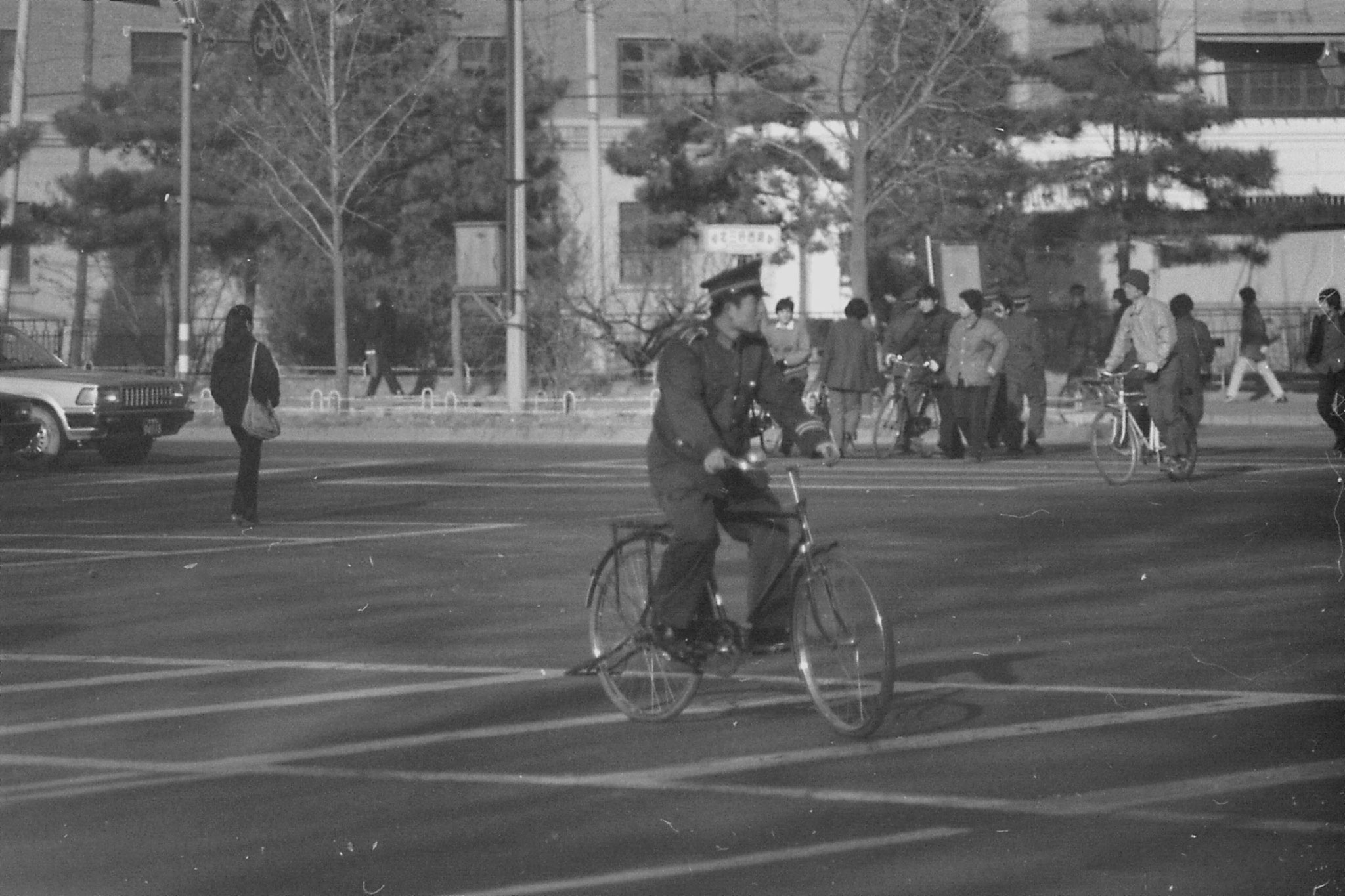 23/11/1988: 14: street scenes outside Friendship Hotel